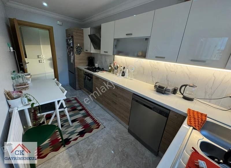 Ck'suadiye Minibüs Caddesi Üzerinde Balkonlu 80m2 2+1 2 Banyo - Görsel 6