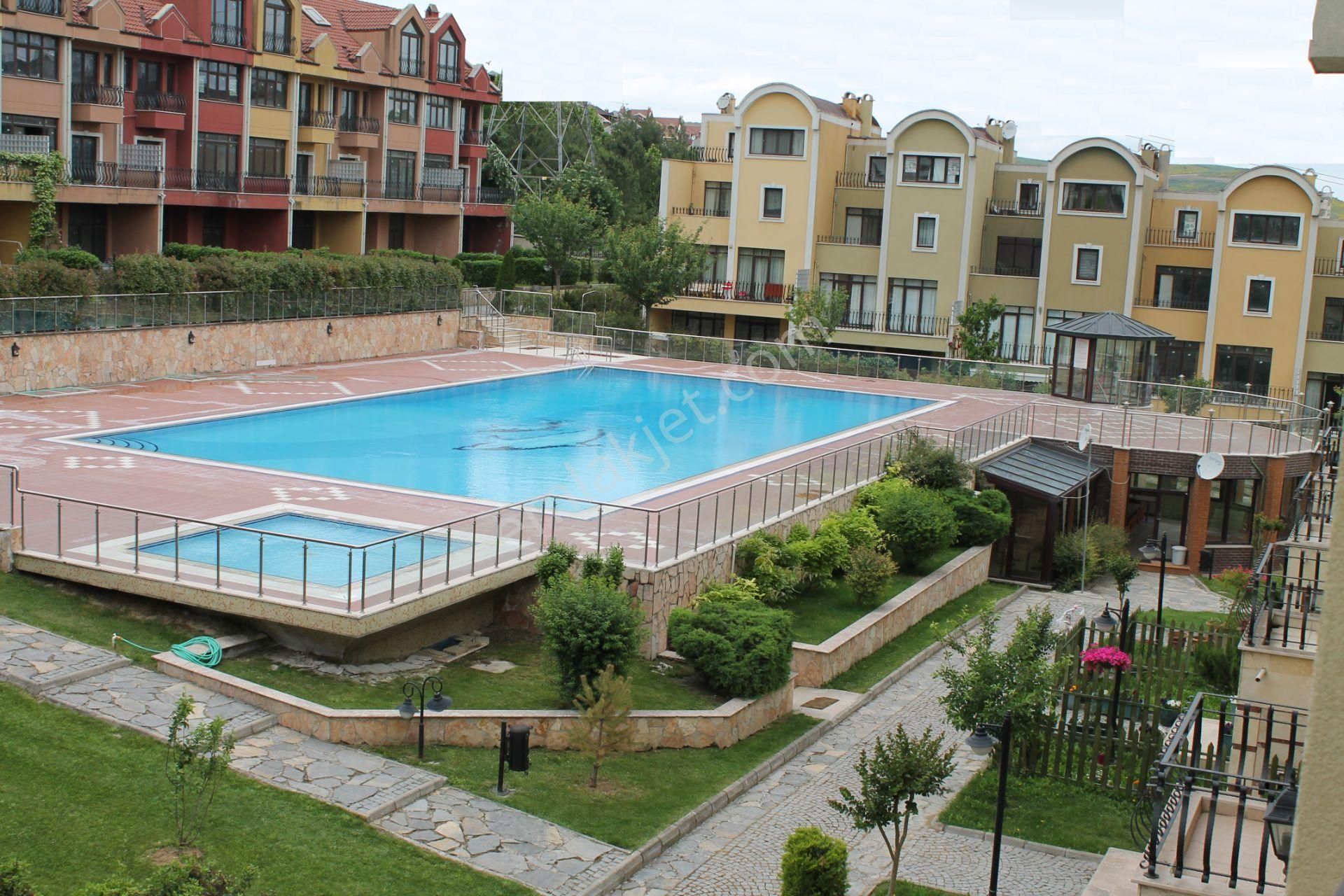 Polat Emlak..elit Sitede, Manzaralı,büyük Bahçeli Villa