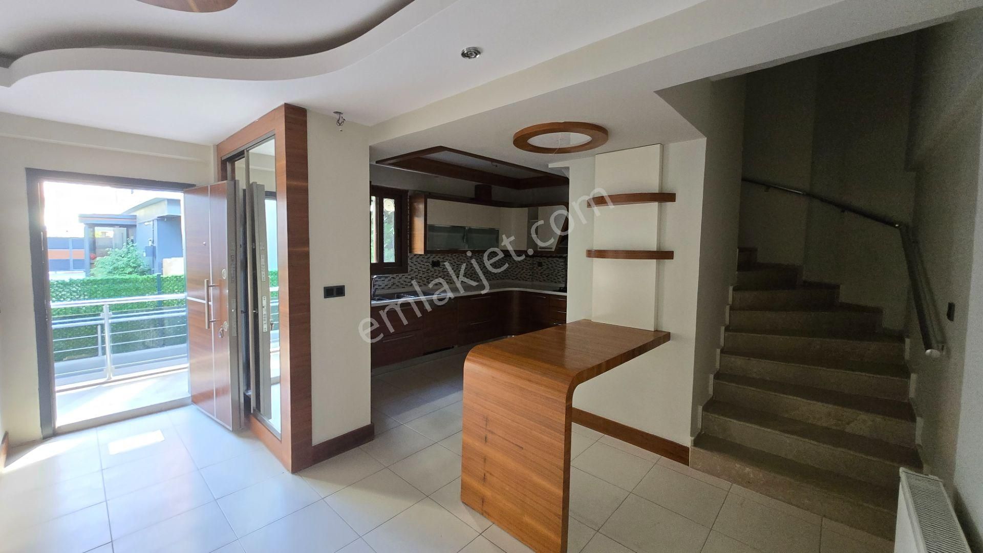 Menderes Merkez'de 5+1 Bahçeli Triplex Satılık Villa - Görsel 6