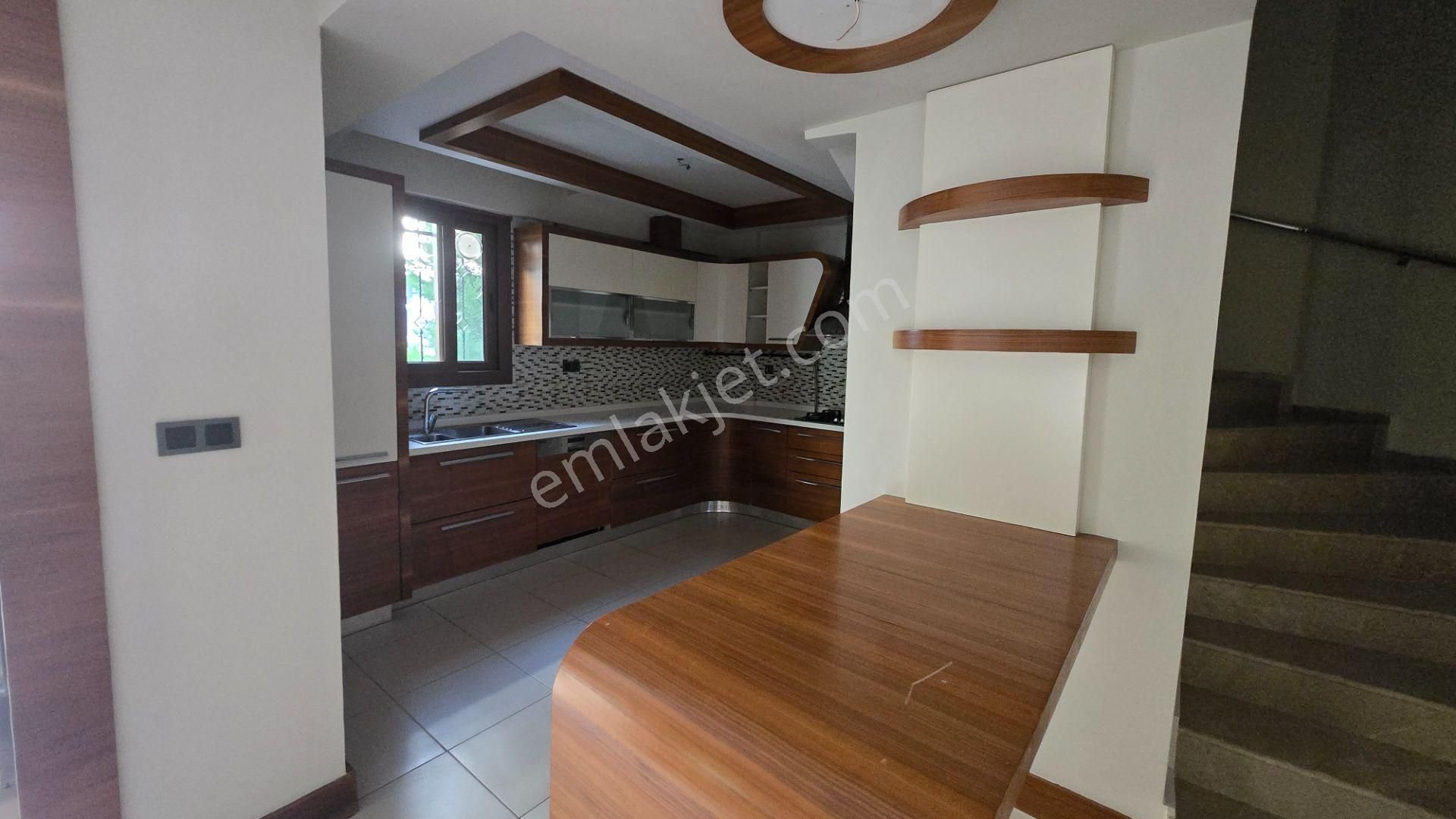 Menderes Merkez'de 5+1 Bahçeli Triplex Satılık Villa - Görsel 16