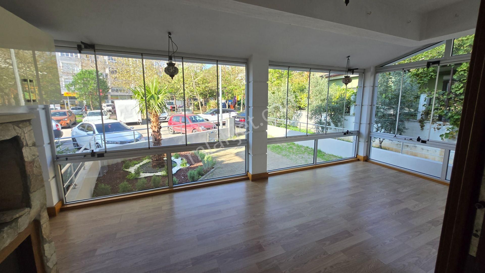 Menderes Merkez'de 5+1 Bahçeli Triplex Satılık Villa - Görsel 12