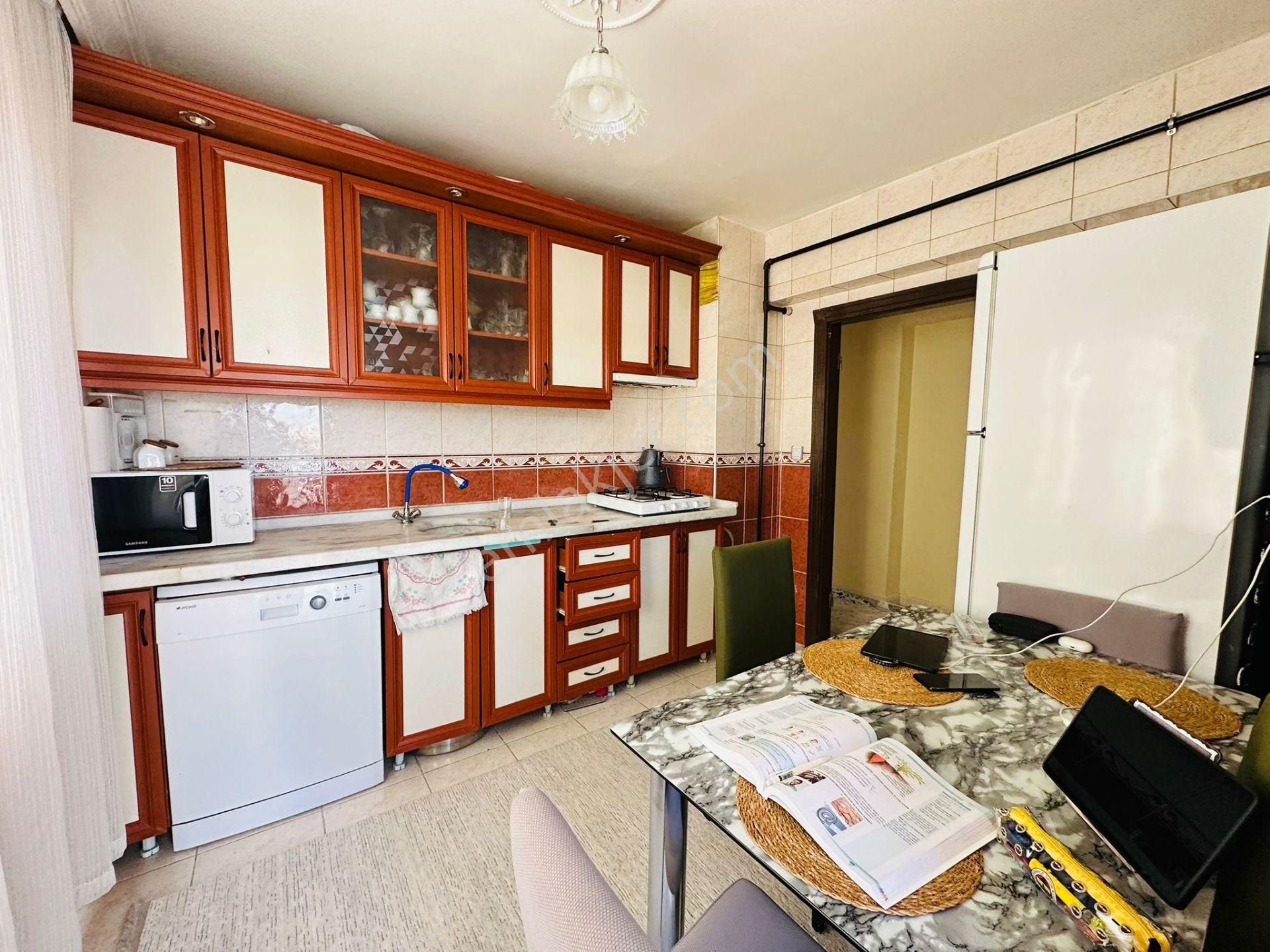 Karapürçek'te Cadde Üzerinde 3+1 Katta Satılık Daire !! - Görsel 14