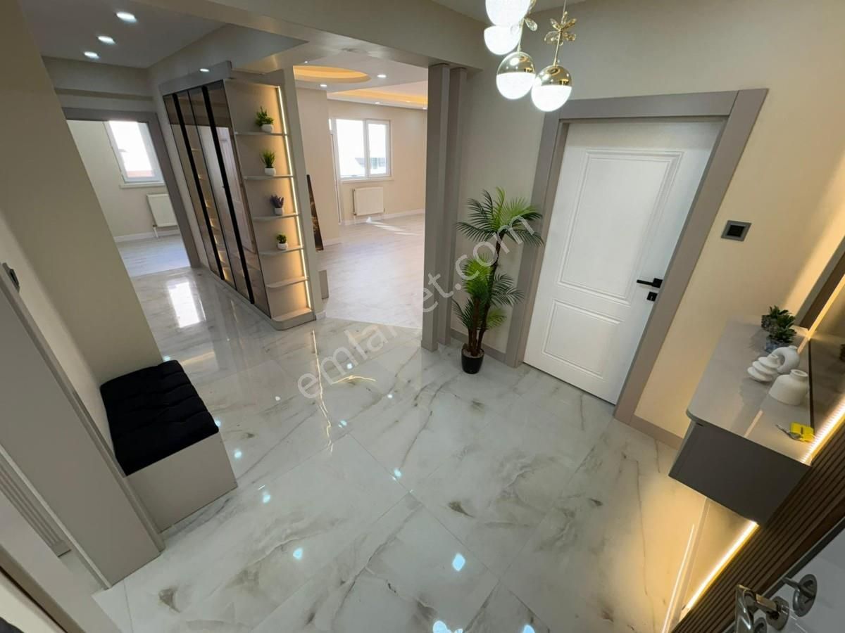 Mareşal Çakmak Mh 3 Banyolu 3+1 1.katta Çift Balkonlu Daire - Görsel 23