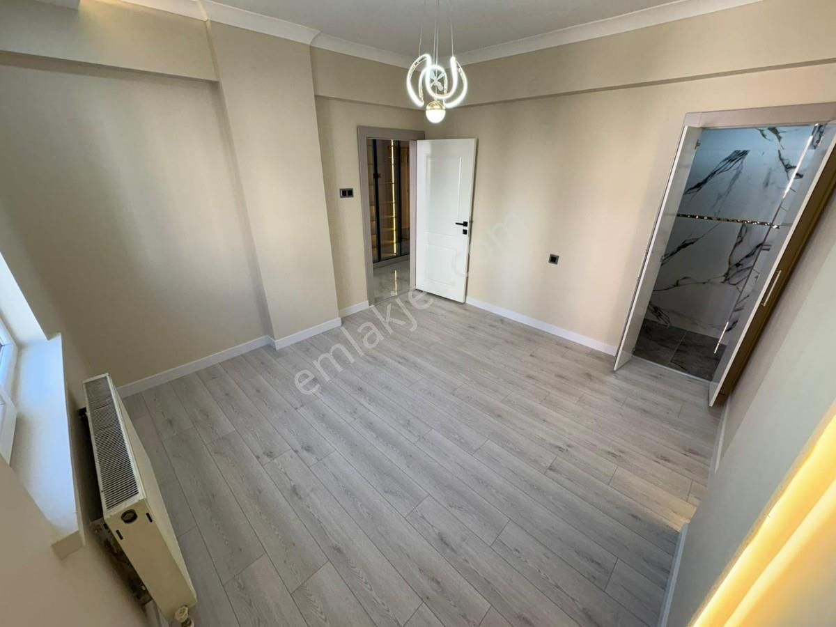 Mareşal Çakmak Mh 3 Banyolu 3+1 1.katta Çift Balkonlu Daire - Görsel 13