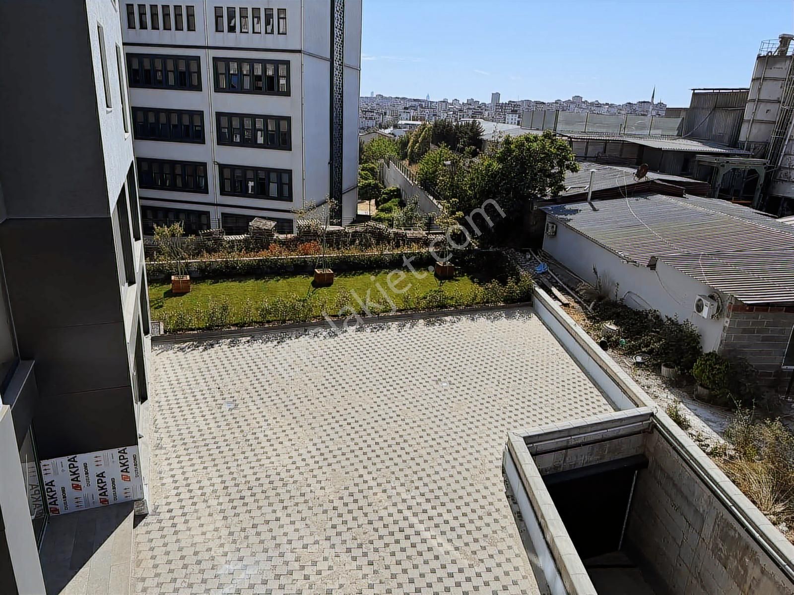 Sancaktepe Cadde Üzeri Sitede Satılık Geniş 1+1 Daire - Görsel 24