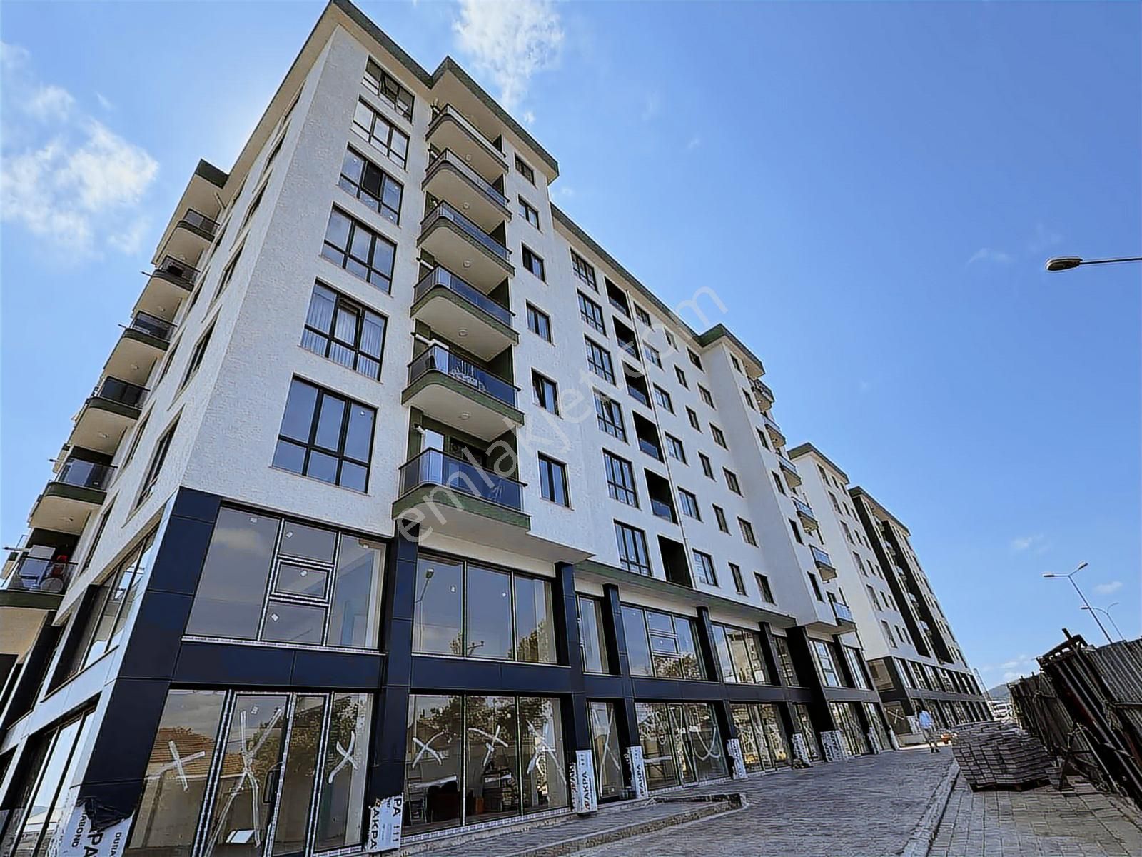 Sancaktepe Cadde Üzeri Sitede Satılık Geniş 1+1 Daire