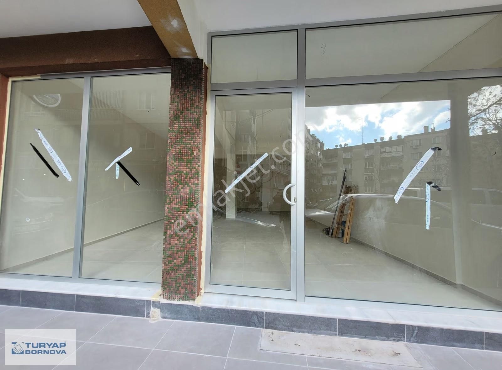 Bornova'da Merkezi Konumda Kiralık Dükkan | Açıklamayı Okuyun - Görsel 27