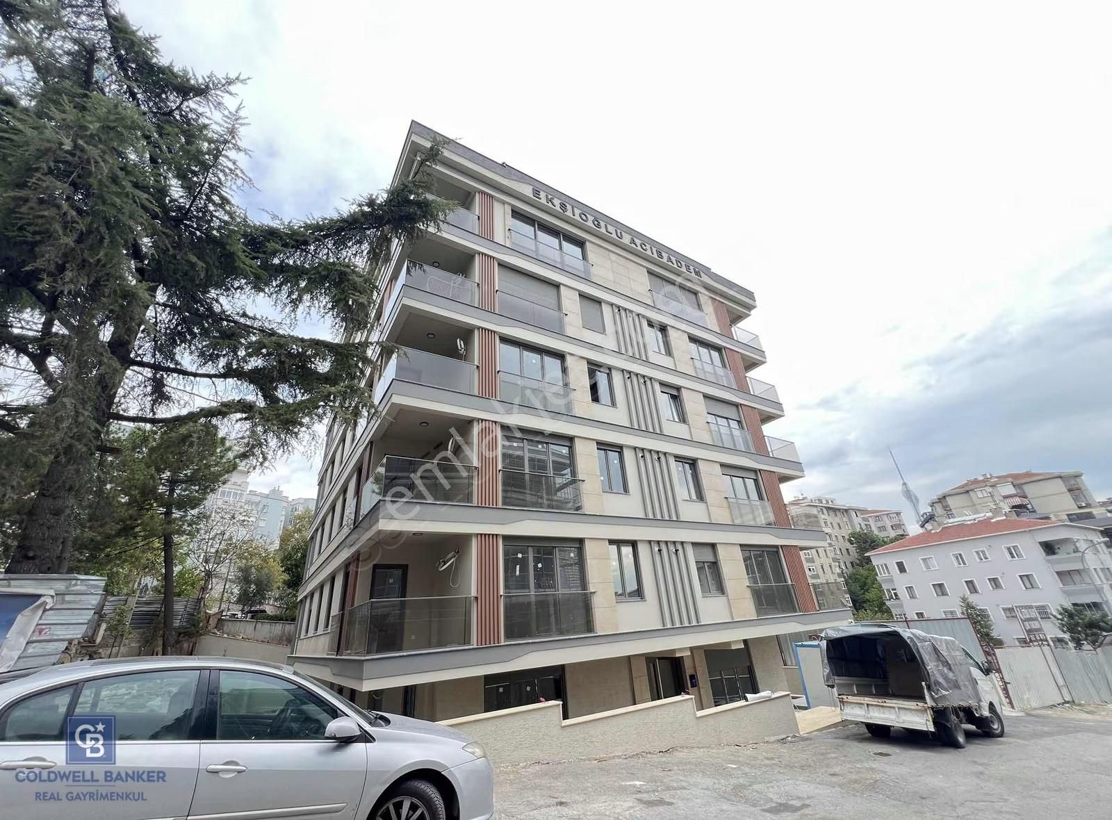 Acıbadem Yaprak Sokak Sıfır Bina Ara Katta Balkonlu Kiralık 3+1