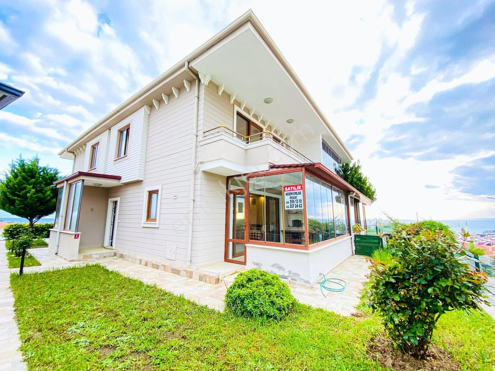 Kerim'den Altınoluk Satılık Deniz Manzaralı 3+1 Bahçeli Villa