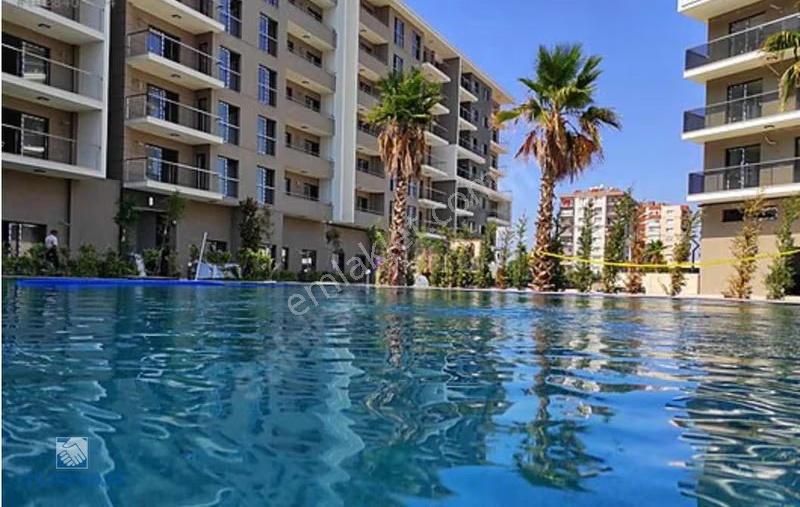 Torbalı Da Havuzlu Güvenlikli Sitede Satılık Bahçeli 1+1 Daire