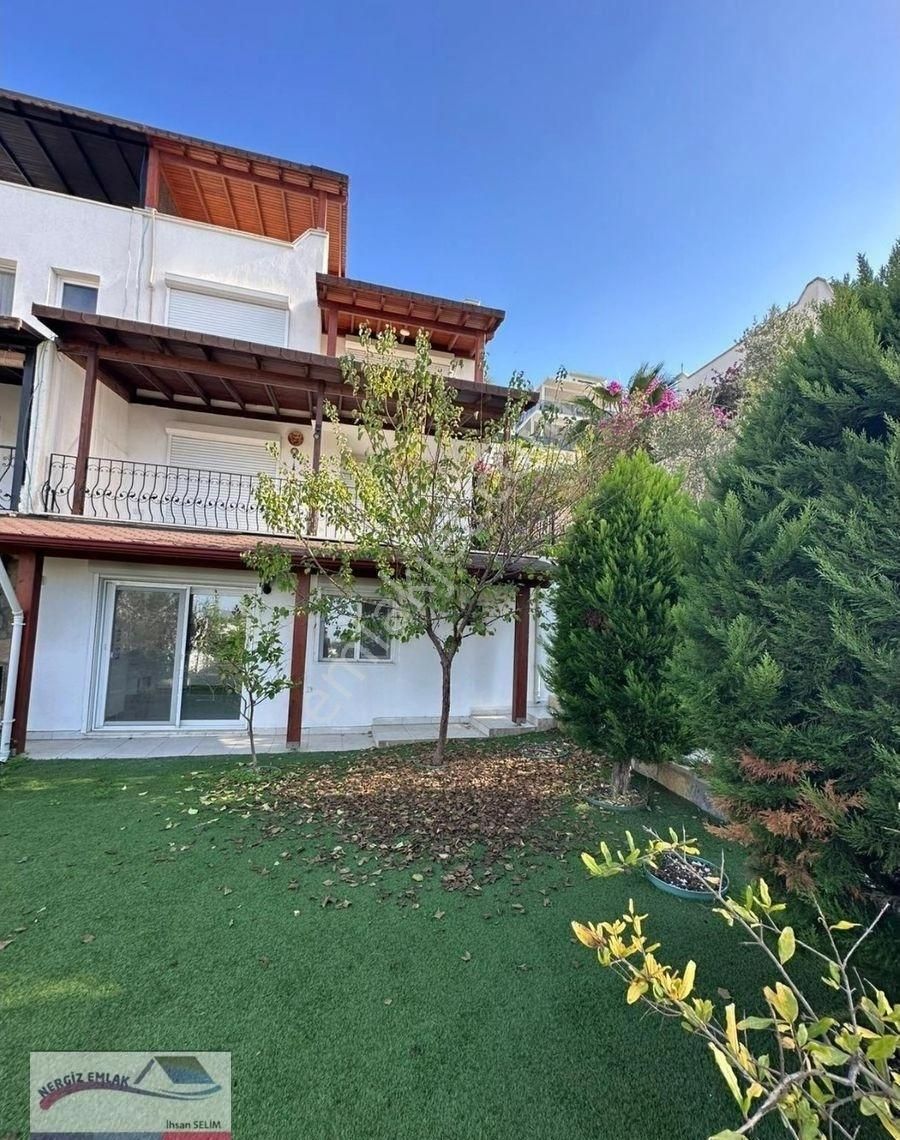 Adabükü Boğaziçi Başko Sitesinde Deniz Manzaralı Müştemilatlı 4+1 Yeni Tadilatlı Satılık Villa