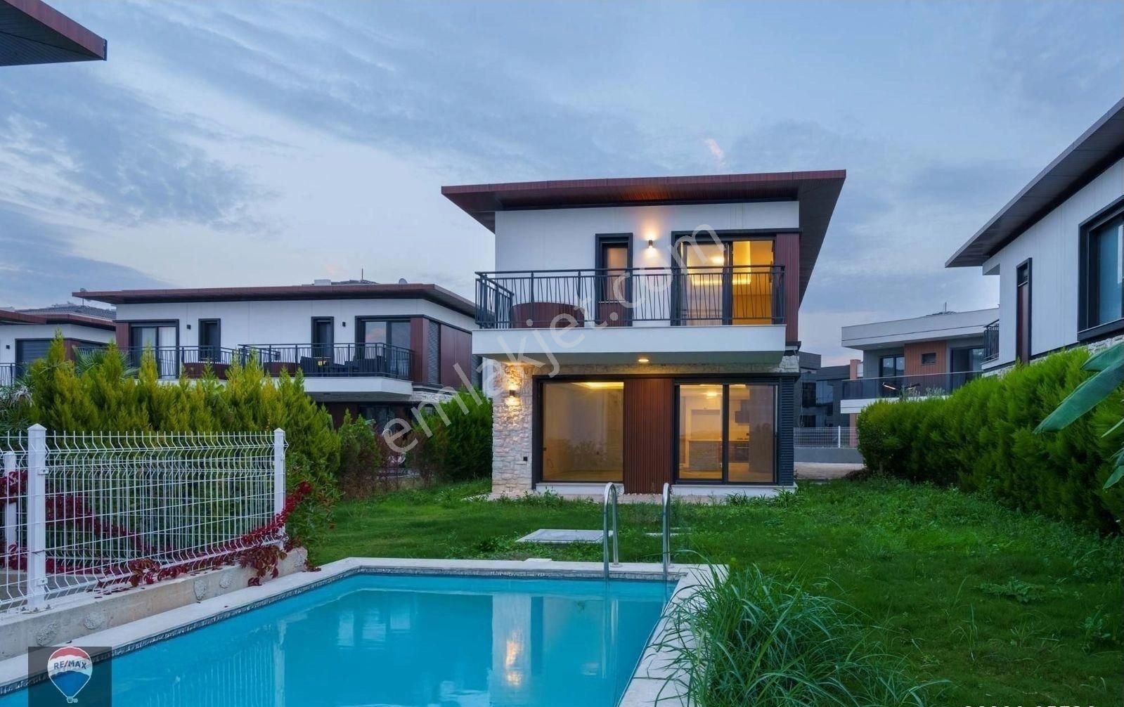 Kuşadası Karaova’da Site İçınde Tek Müstakil Özel Havuzlu Lüks 6+1 Villa