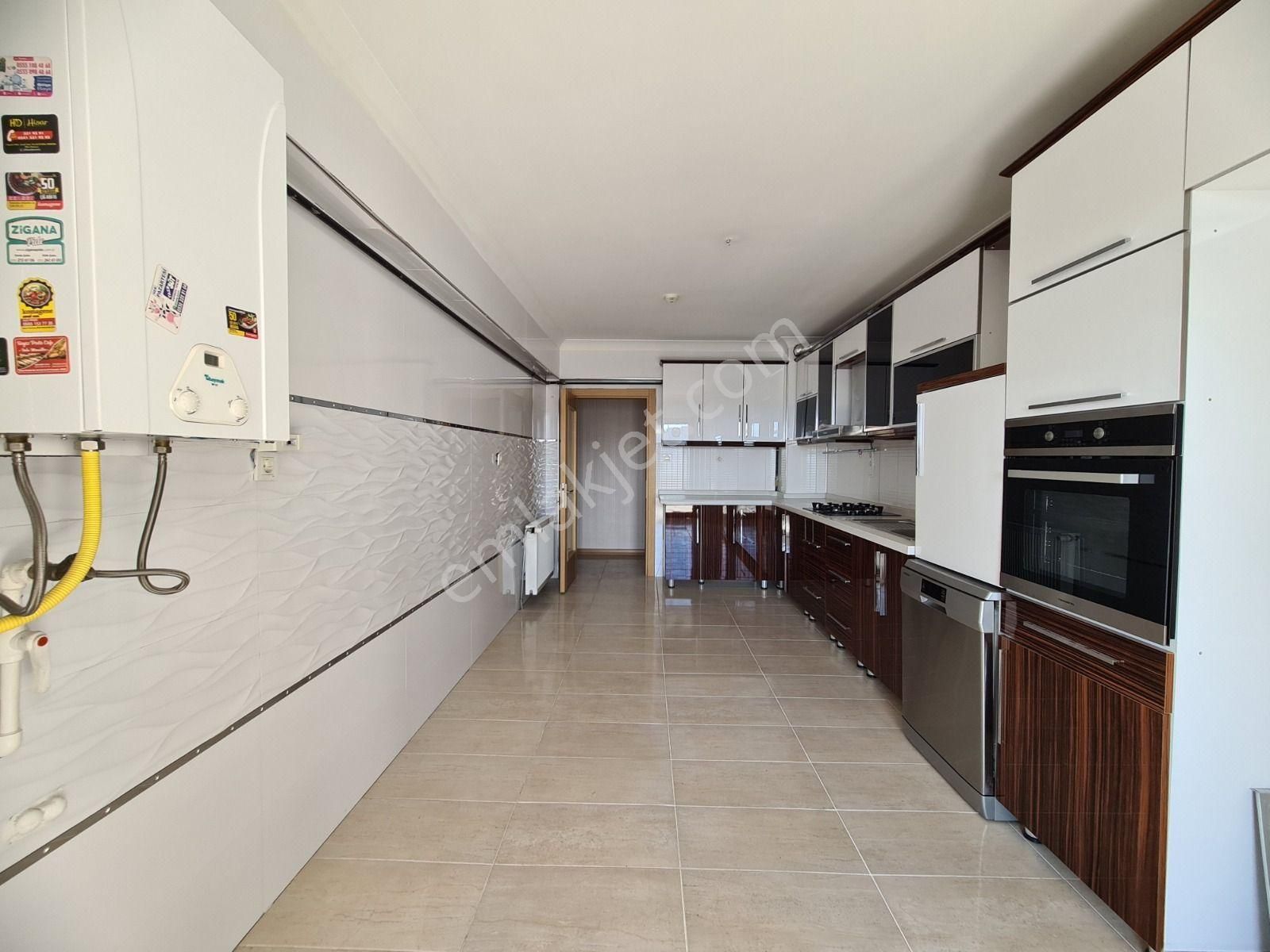 Seval Cd. Üzeri Manzaralı Sitede Teras Balkonlu Fırsat 3+1 Daire