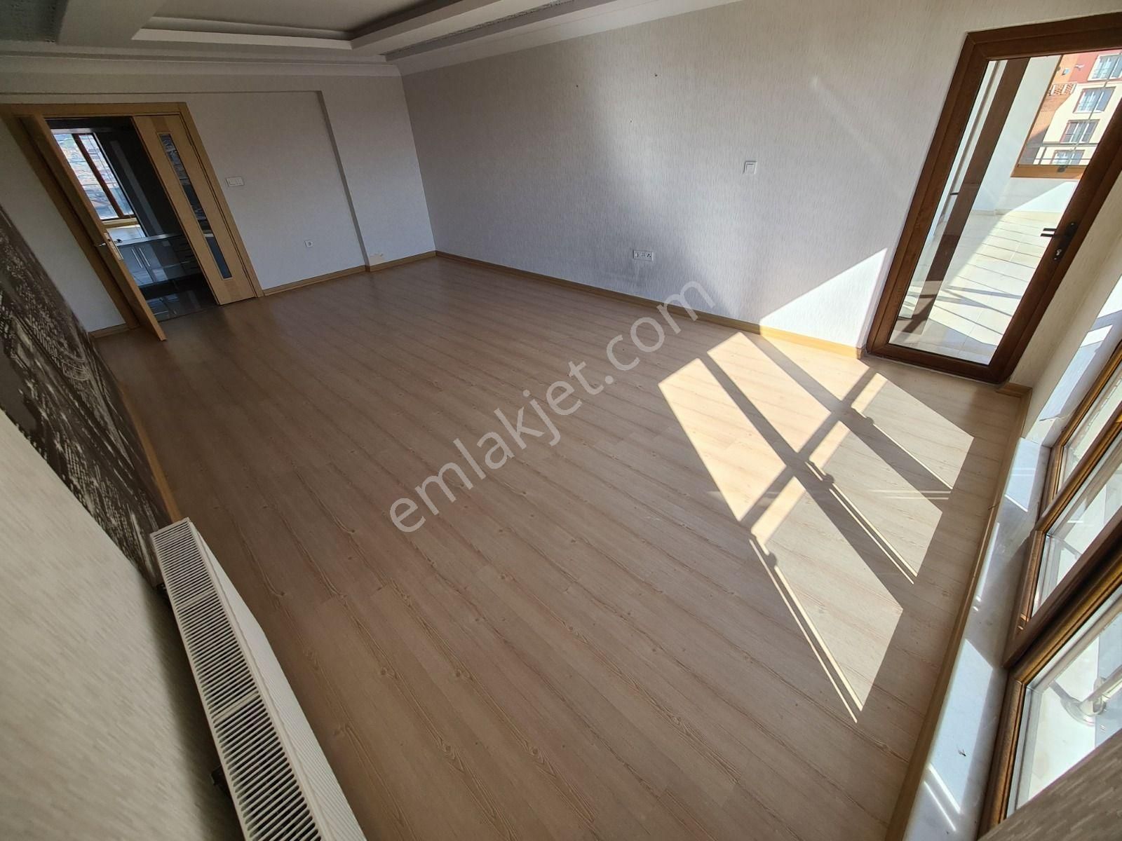 Seval Cd. Üzeri Manzaralı Sitede Teras Balkonlu Fırsat 3+1 Daire - Görsel 9