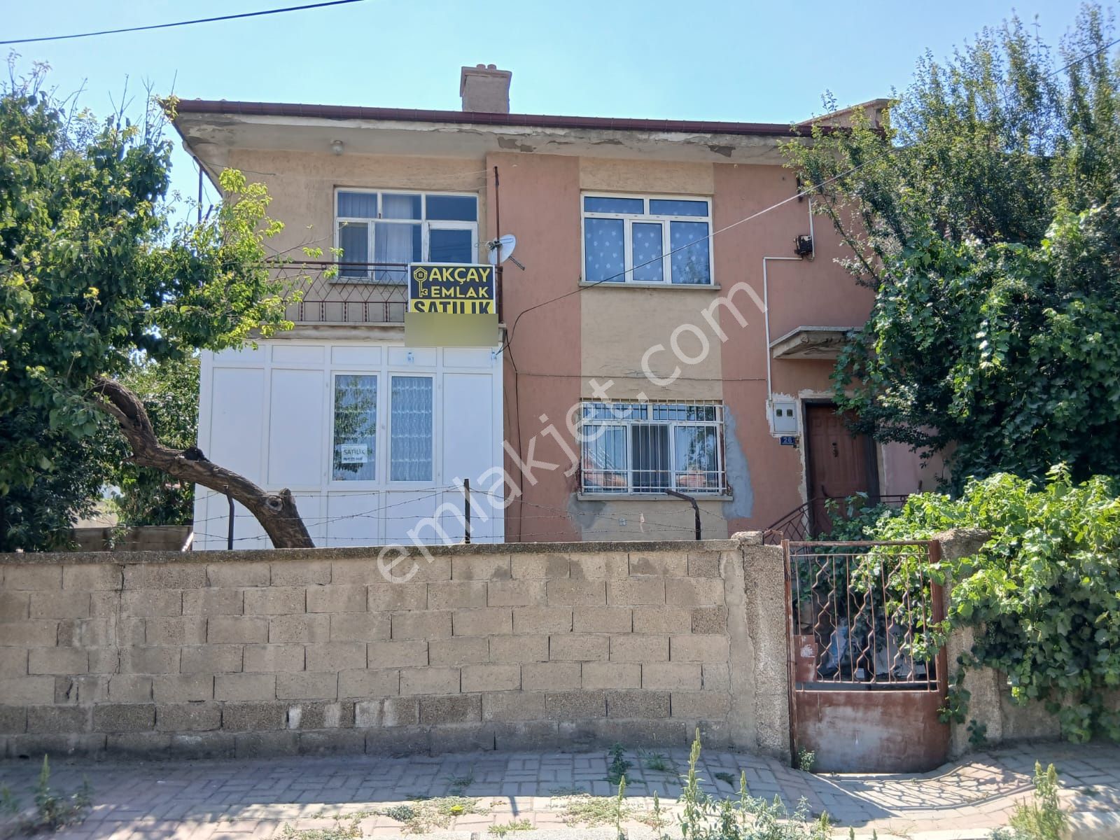 Akçay Emlak'tan Akşehir Yeni Mahallede Doğalgazlı İki Daireli Satılık Müstakil Ev