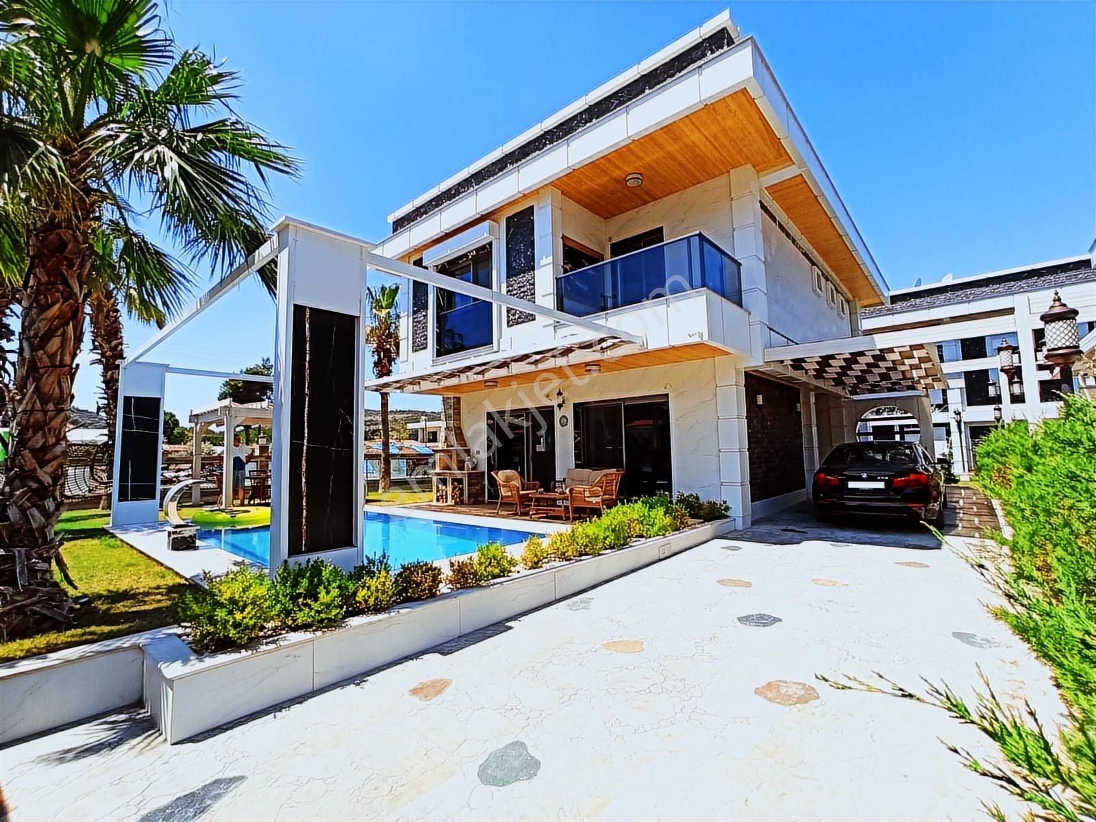 Özel Havuzlu Otoparklı Müstakil Akıllı Ev Sistemli 4+1 Villa