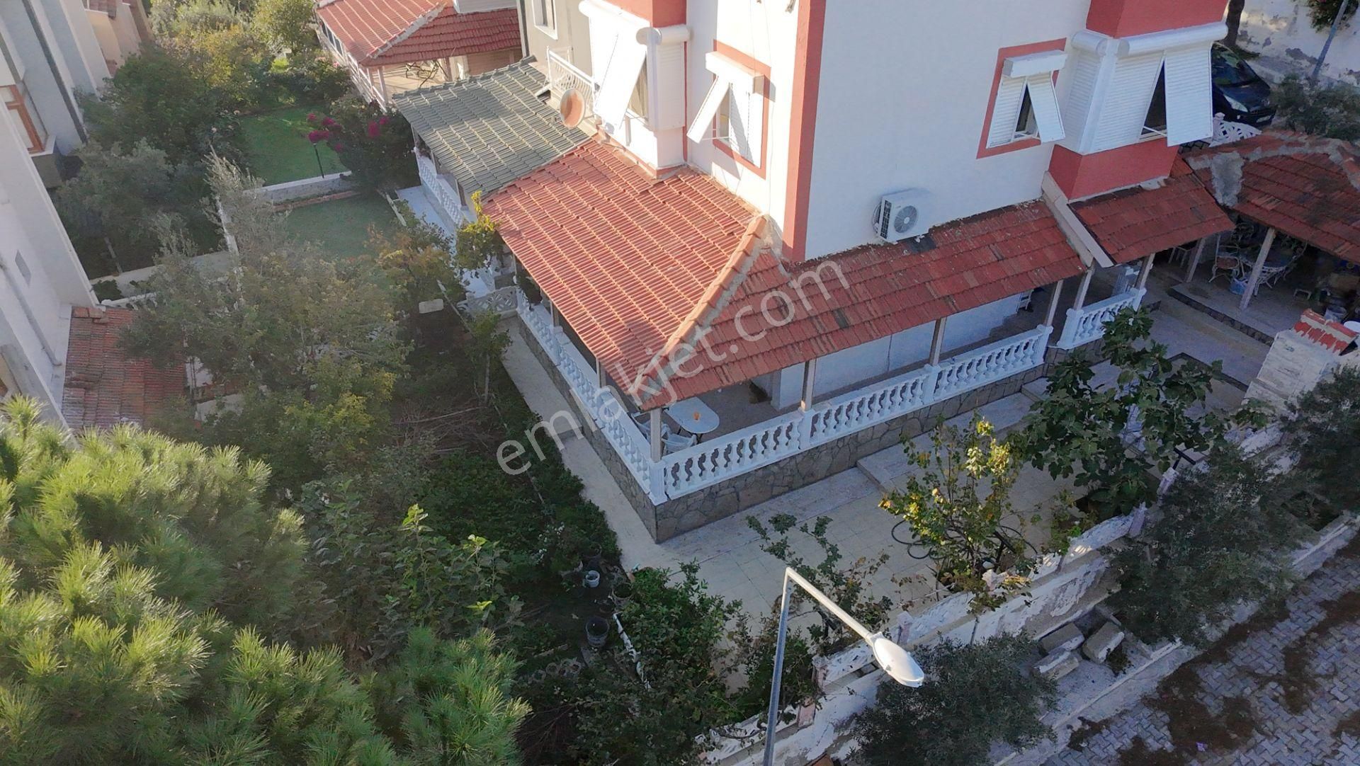 Seferihisar Akarca'da Site İçerisinde Müstakil Bahçeli Köşe Konumda 6+1 Tripleks Villa - Görsel 5