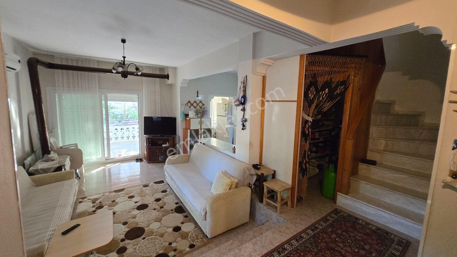 Seferihisar Akarca'da Site İçerisinde Müstakil Bahçeli Köşe Konumda 6+1 Tripleks Villa - Görsel 20