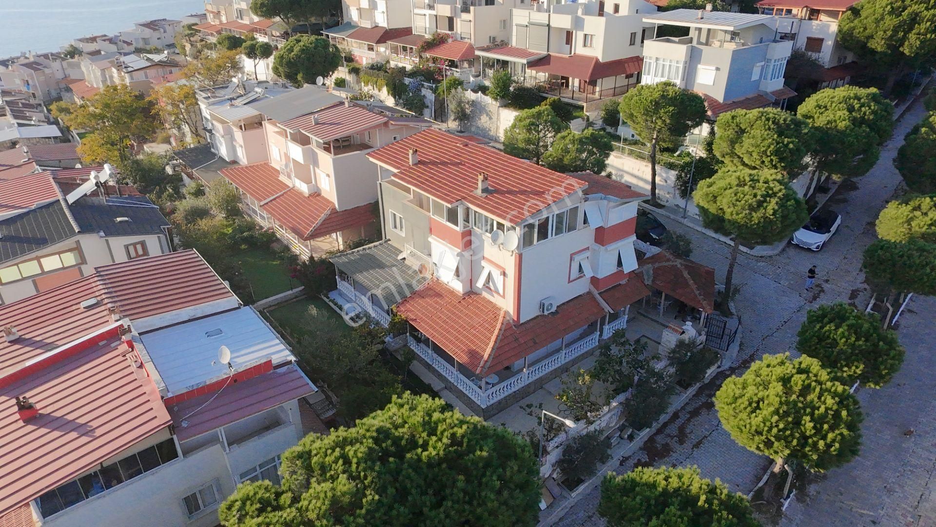 Seferihisar Akarca'da Site İçerisinde Müstakil Bahçeli Köşe Konumda 6+1 Tripleks Villa - Görsel 2