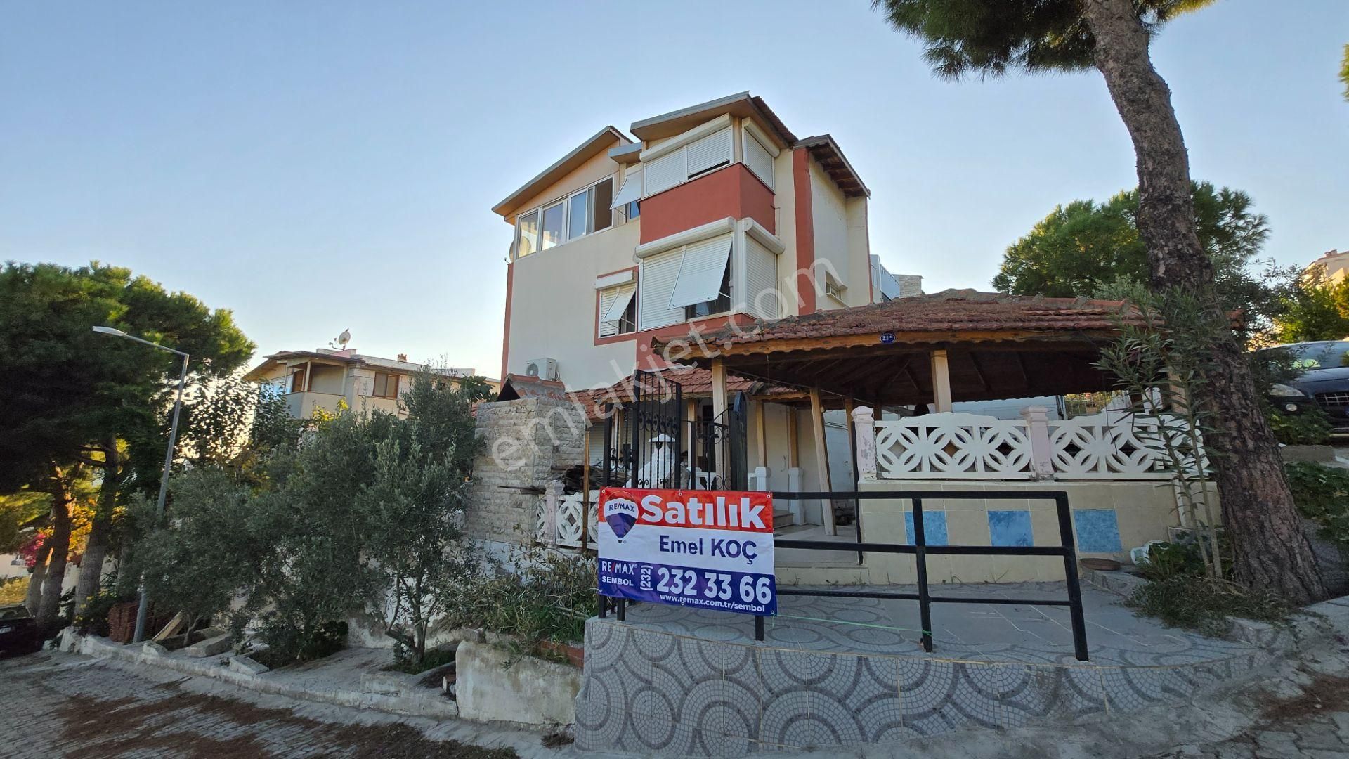 Seferihisar Akarca'da Site İçerisinde Müstakil Bahçeli Köşe Konumda 6+1 Tripleks Villa - Görsel 6