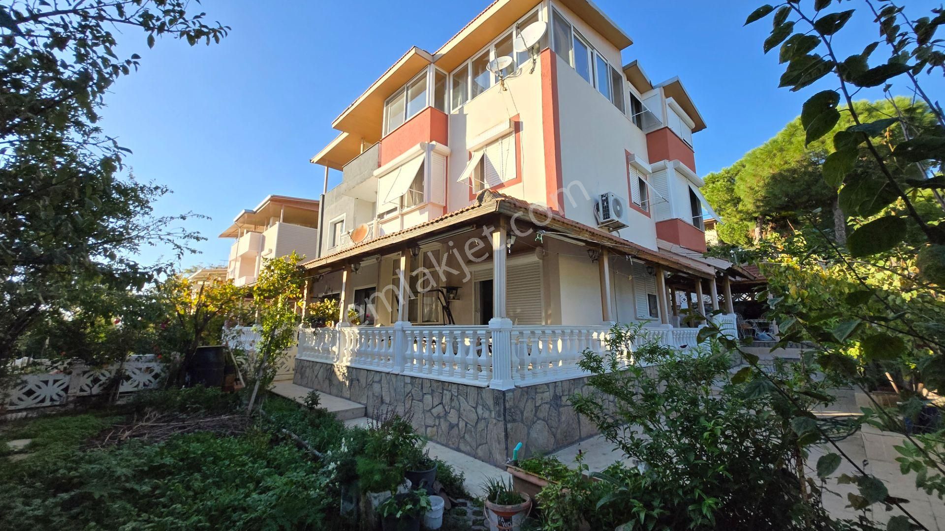 Seferihisar Akarca'da Site İçerisinde Müstakil Bahçeli Köşe Konumda 6+1 Tripleks Villa - Görsel 12