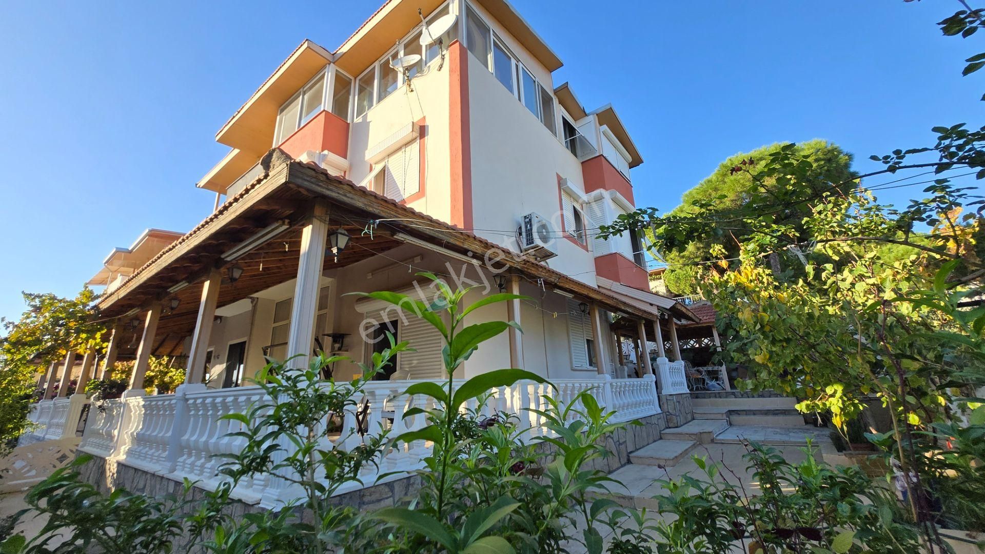 Seferihisar Akarca'da Site İçerisinde Müstakil Bahçeli Köşe Konumda 6+1 Tripleks Villa - Görsel 16