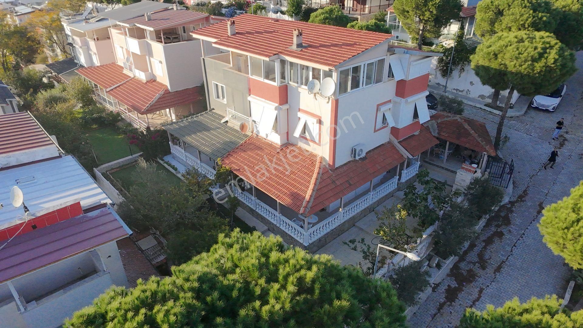 Seferihisar Akarca'da Site İçerisinde Müstakil Bahçeli Köşe Konumda 6+1 Tripleks Villa - Görsel 3