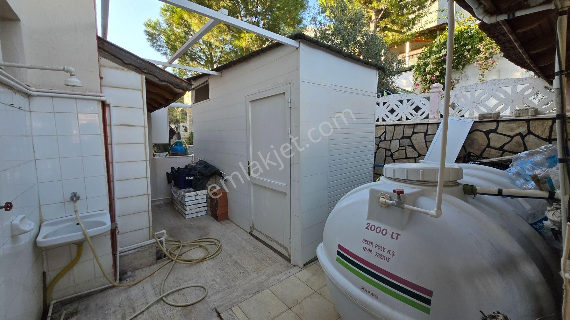 Seferihisar Akarca'da Site İçerisinde Müstakil Bahçeli Köşe Konumda 6+1 Tripleks Villa - Görsel 15