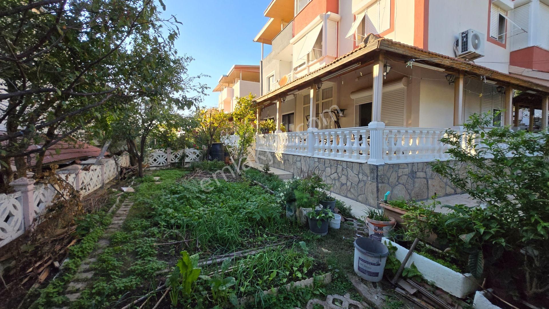 Seferihisar Akarca'da Site İçerisinde Müstakil Bahçeli Köşe Konumda 6+1 Tripleks Villa - Görsel 13