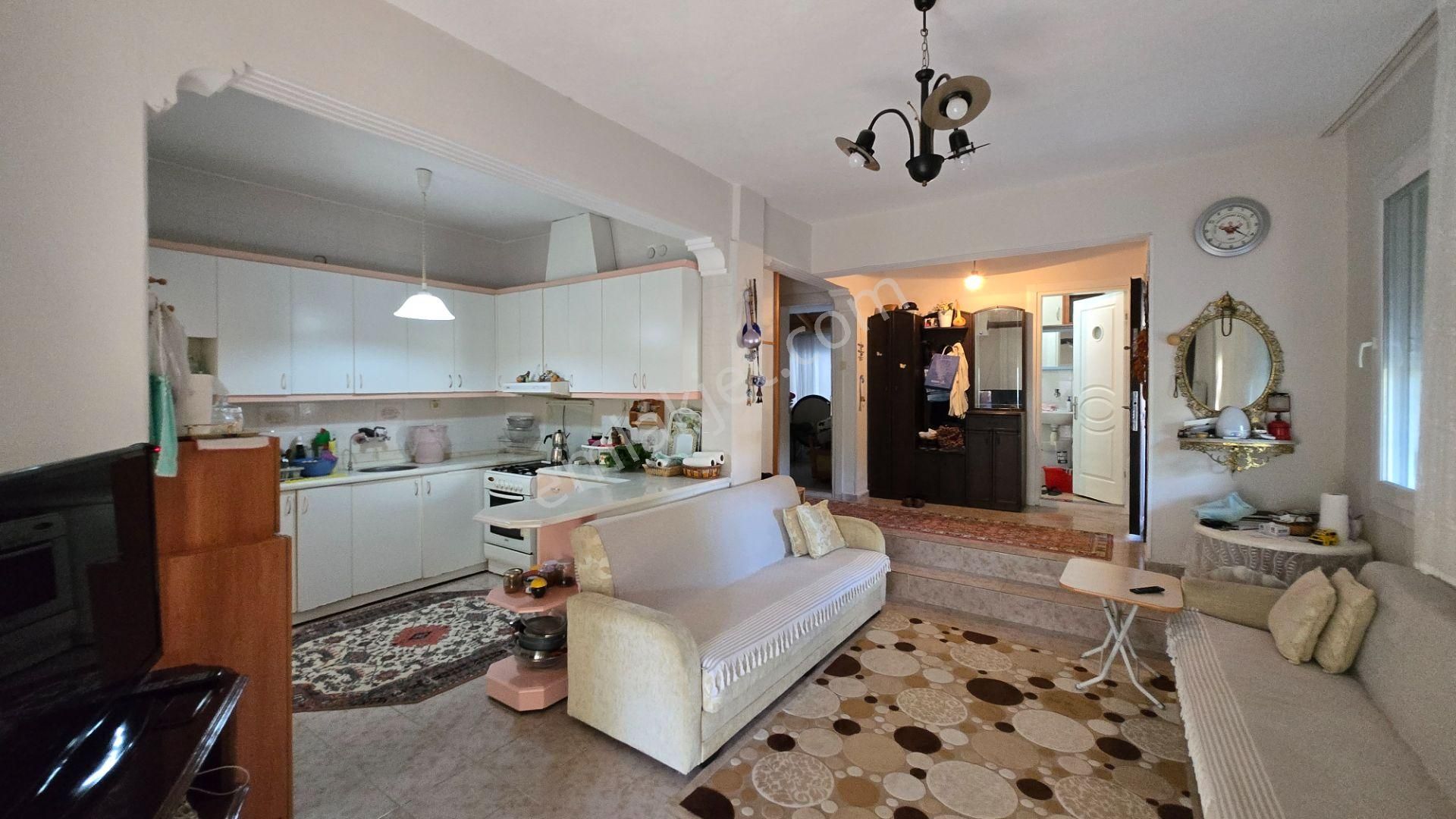 Seferihisar Akarca'da Site İçerisinde Müstakil Bahçeli Köşe Konumda 6+1 Tripleks Villa - Görsel 17