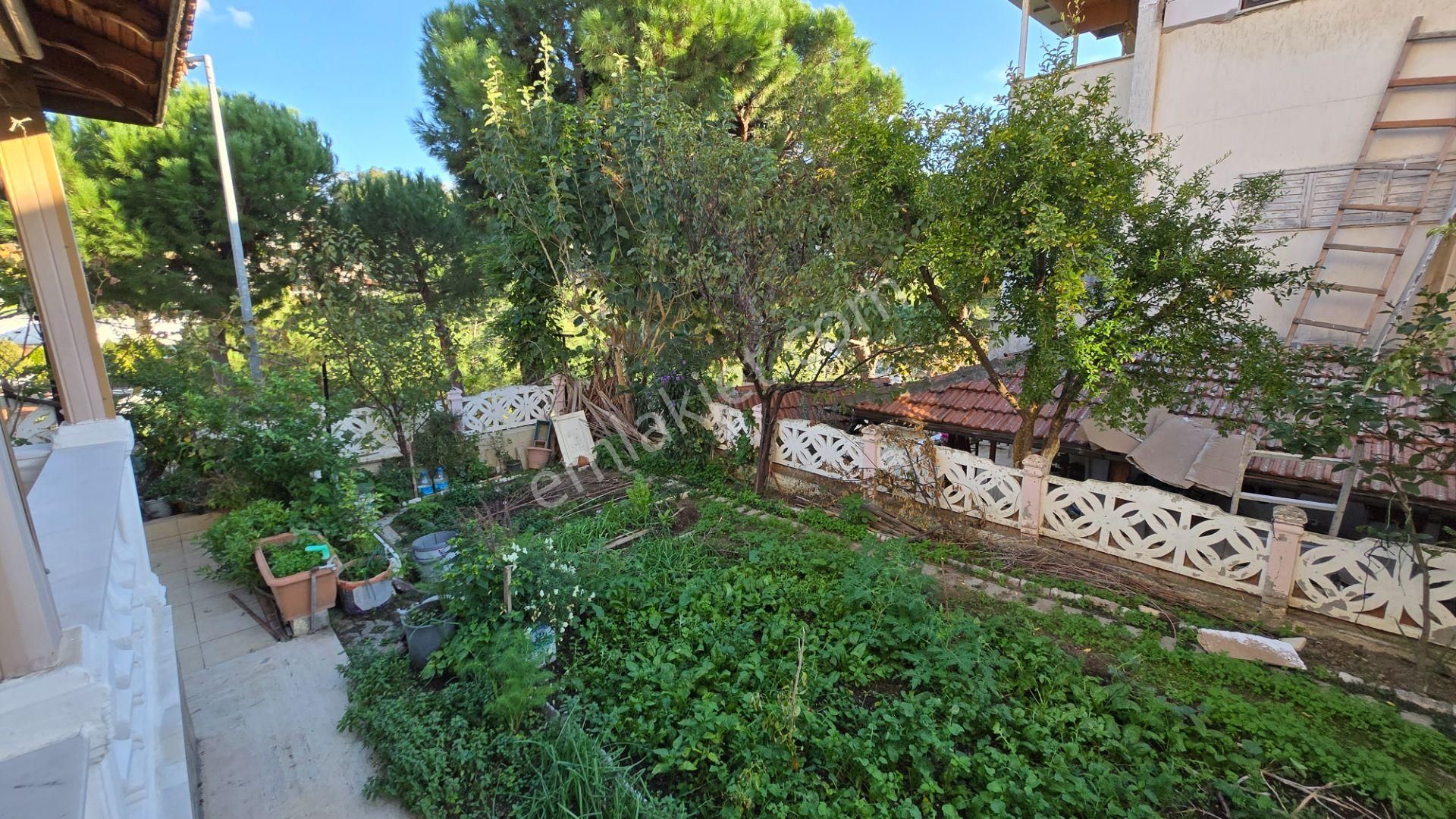 Seferihisar Akarca'da Site İçerisinde Müstakil Bahçeli Köşe Konumda 6+1 Tripleks Villa - Görsel 11