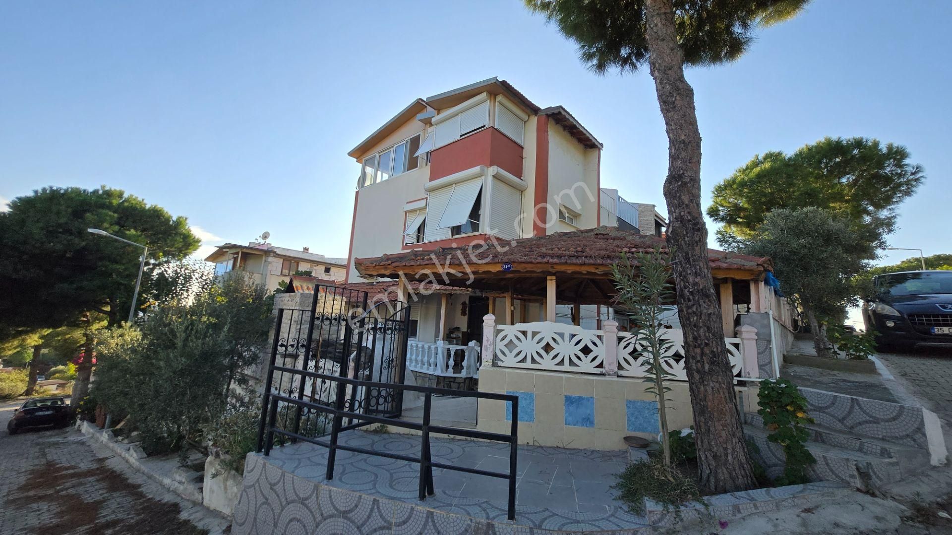 Seferihisar Akarca'da Site İçerisinde Müstakil Bahçeli Köşe Konumda 6+1 Tripleks Villa - Görsel 33