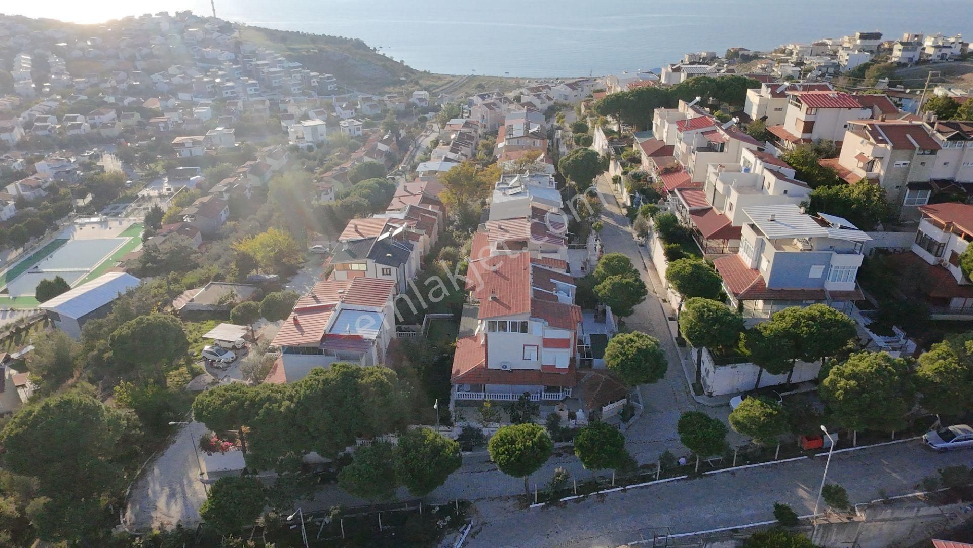 Seferihisar Akarca'da Site İçerisinde Müstakil Bahçeli Köşe Konumda 6+1 Tripleks Villa - Görsel 35