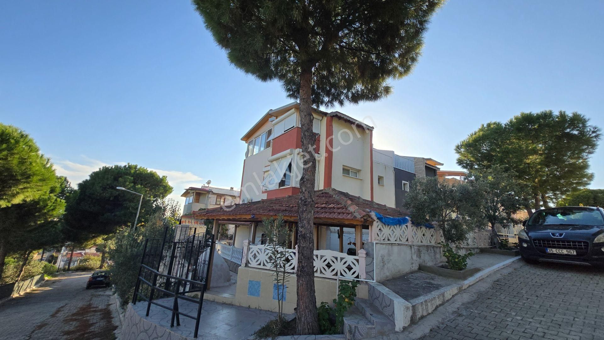 Seferihisar Akarca'da Site İçerisinde Müstakil Bahçeli Köşe Konumda 6+1 Tripleks Villa - Görsel 34