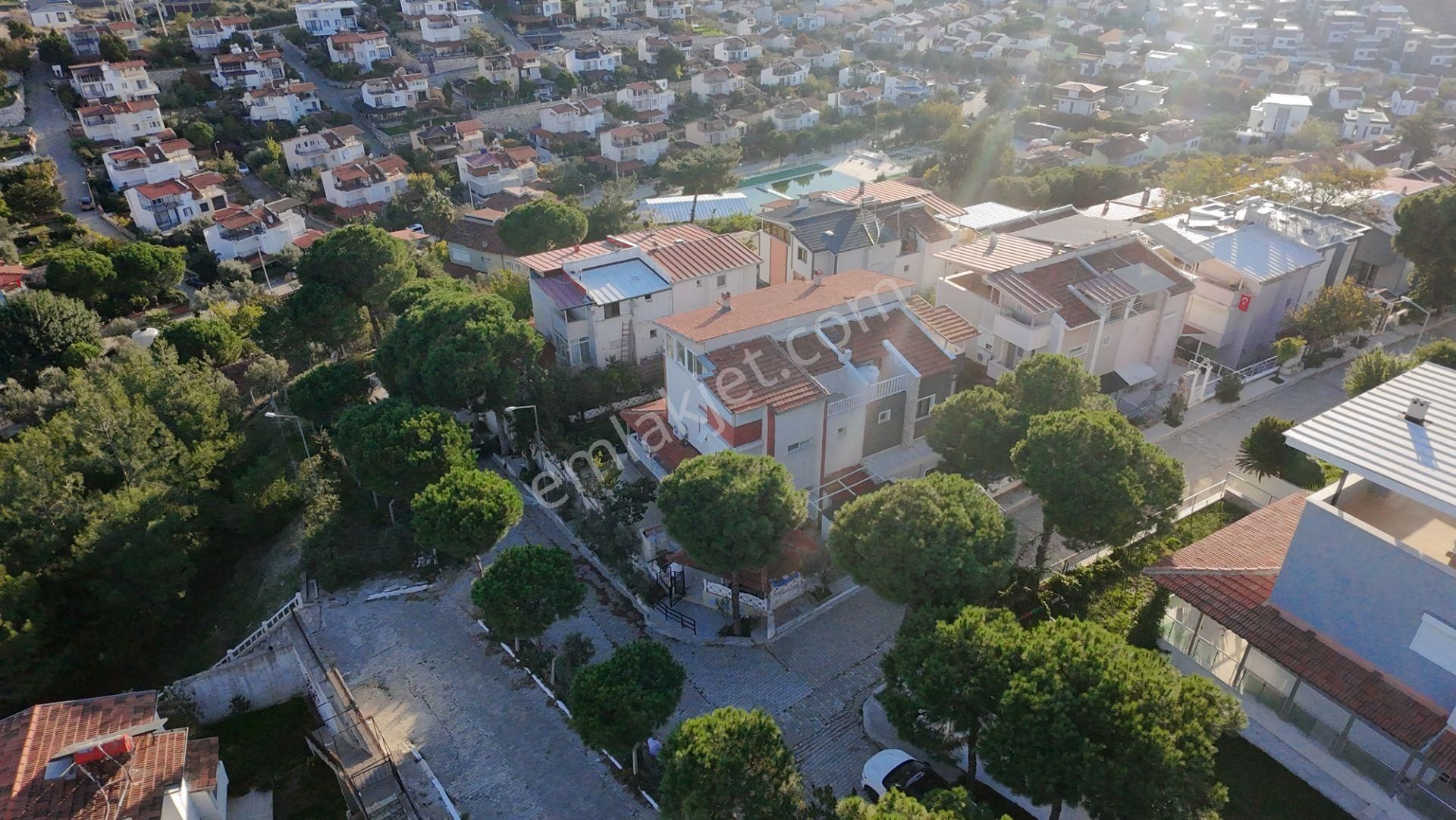 Seferihisar Akarca'da Site İçerisinde Müstakil Bahçeli Köşe Konumda 6+1 Tripleks Villa - Görsel 4