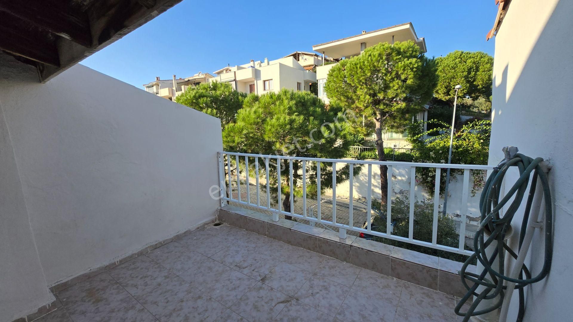 Seferihisar Akarca'da Site İçerisinde Müstakil Bahçeli Köşe Konumda 6+1 Tripleks Villa - Görsel 31