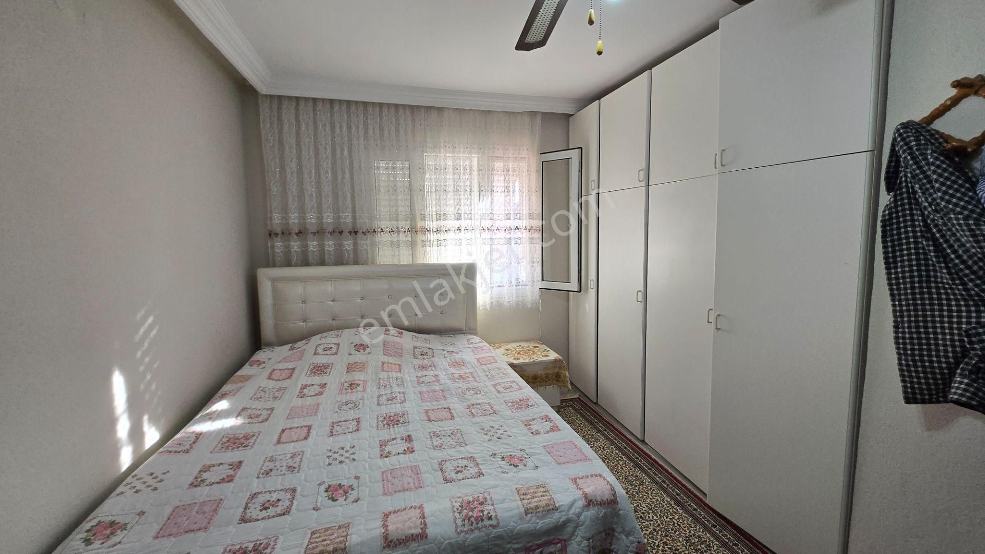 Seferihisar Akarca'da Site İçerisinde Müstakil Bahçeli Köşe Konumda 6+1 Tripleks Villa - Görsel 24