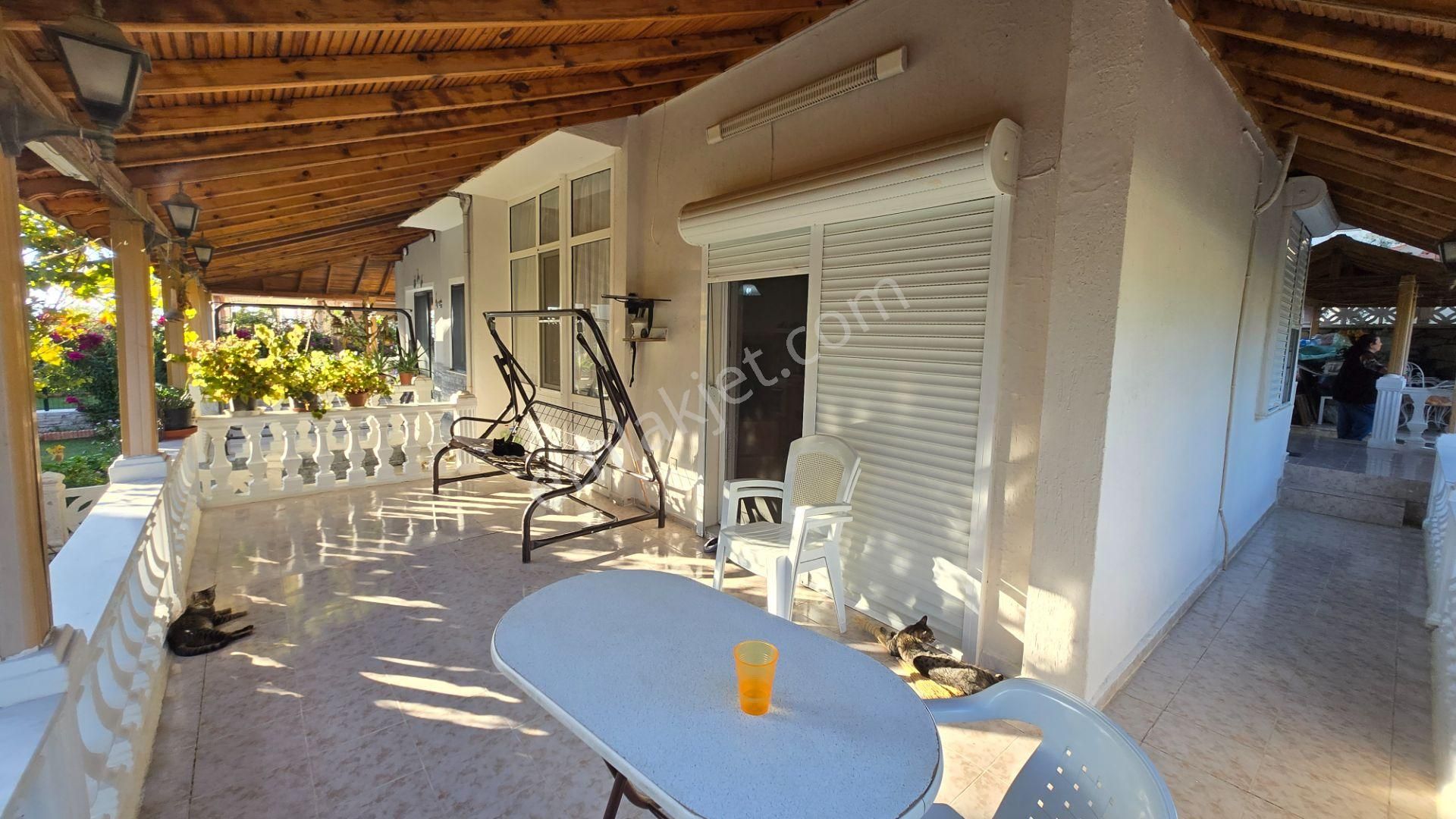 Seferihisar Akarca'da Site İçerisinde Müstakil Bahçeli Köşe Konumda 6+1 Tripleks Villa - Görsel 14