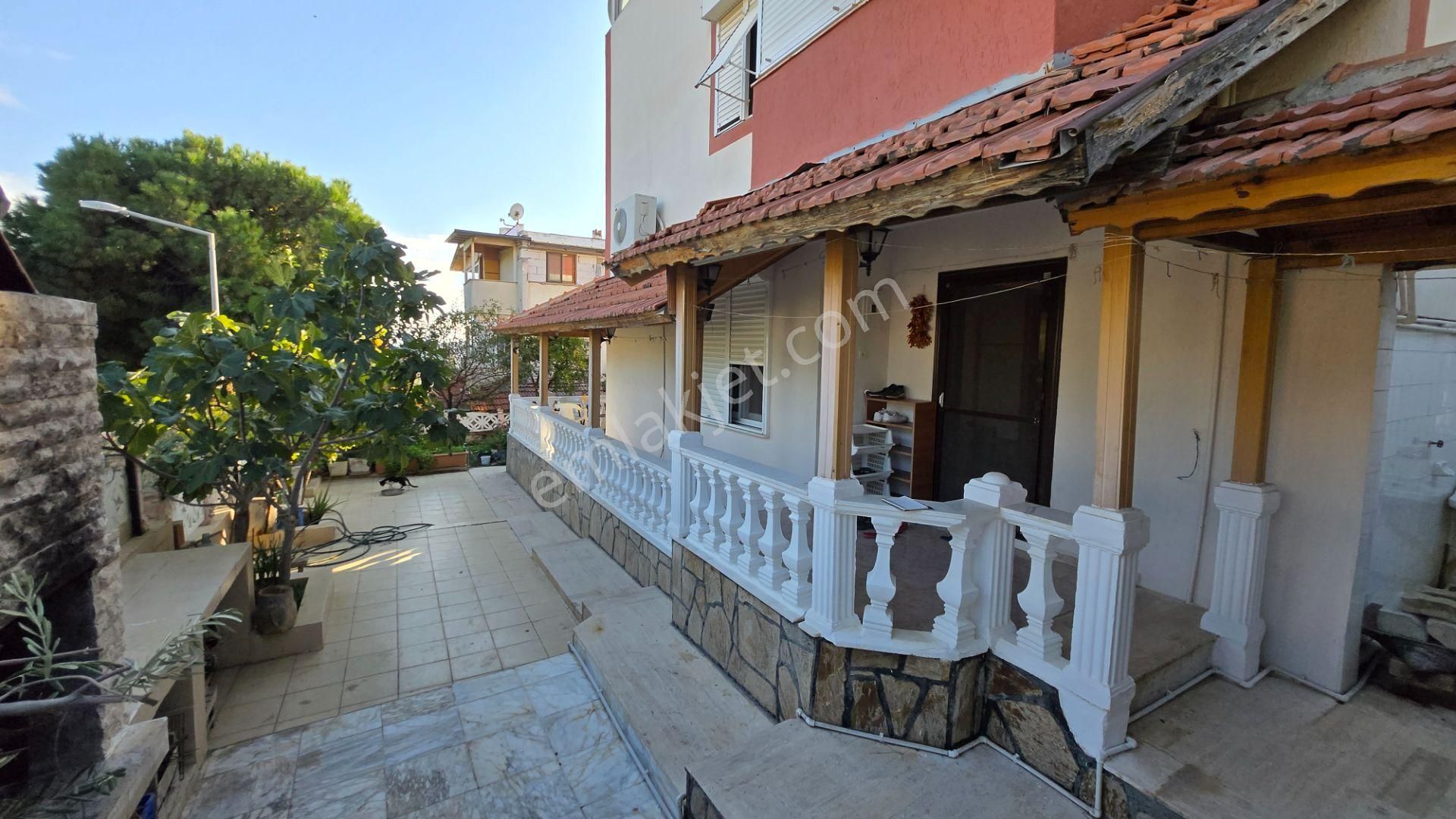 Seferihisar Akarca'da Site İçerisinde Müstakil Bahçeli Köşe Konumda 6+1 Tripleks Villa - Görsel 7