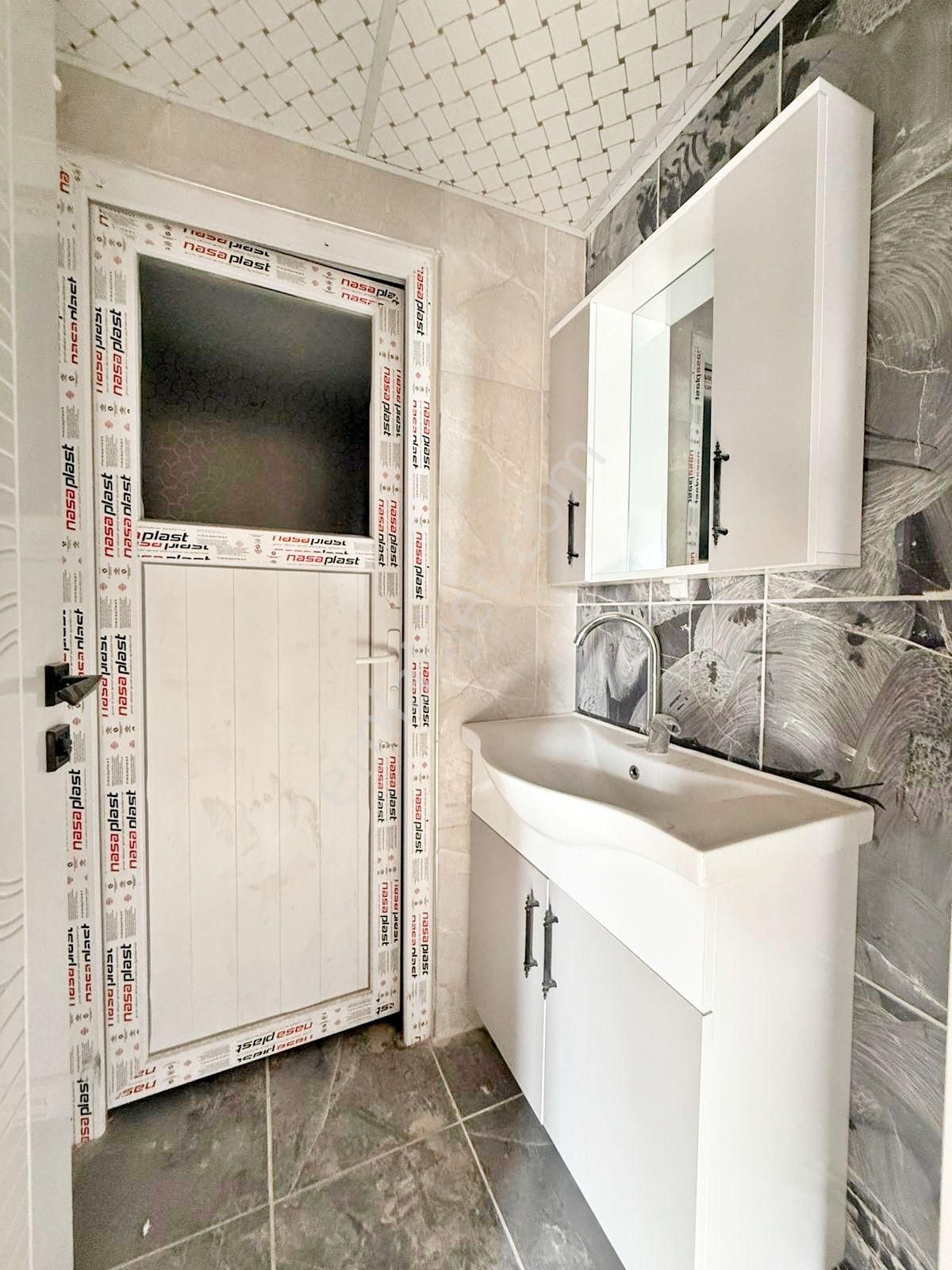 Beylerbeyin'de Açık Çephe Ferah Ara Kat Sıfır! Lüx 2.5+1 Daire - Görsel 22