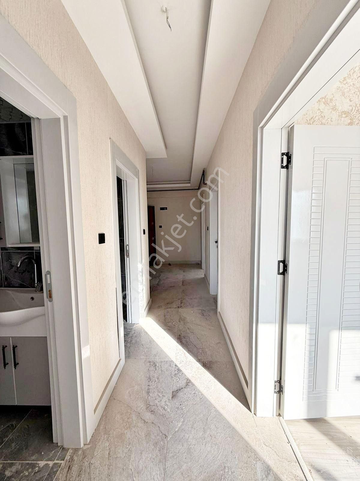 Beylerbeyin'de Açık Çephe Ferah Ara Kat Sıfır! Lüx 2.5+1 Daire - Görsel 20