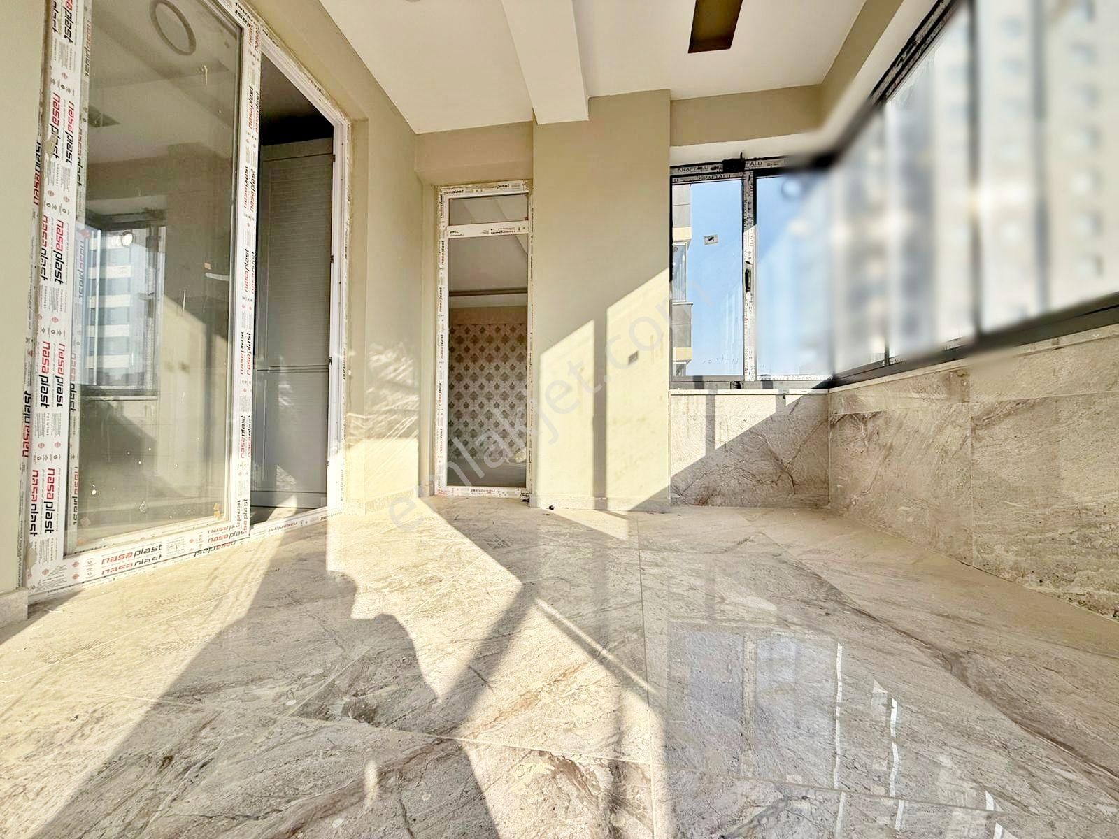 Beylerbeyin'de Açık Çephe Ferah Ara Kat Sıfır! Lüx 2.5+1 Daire - Görsel 5