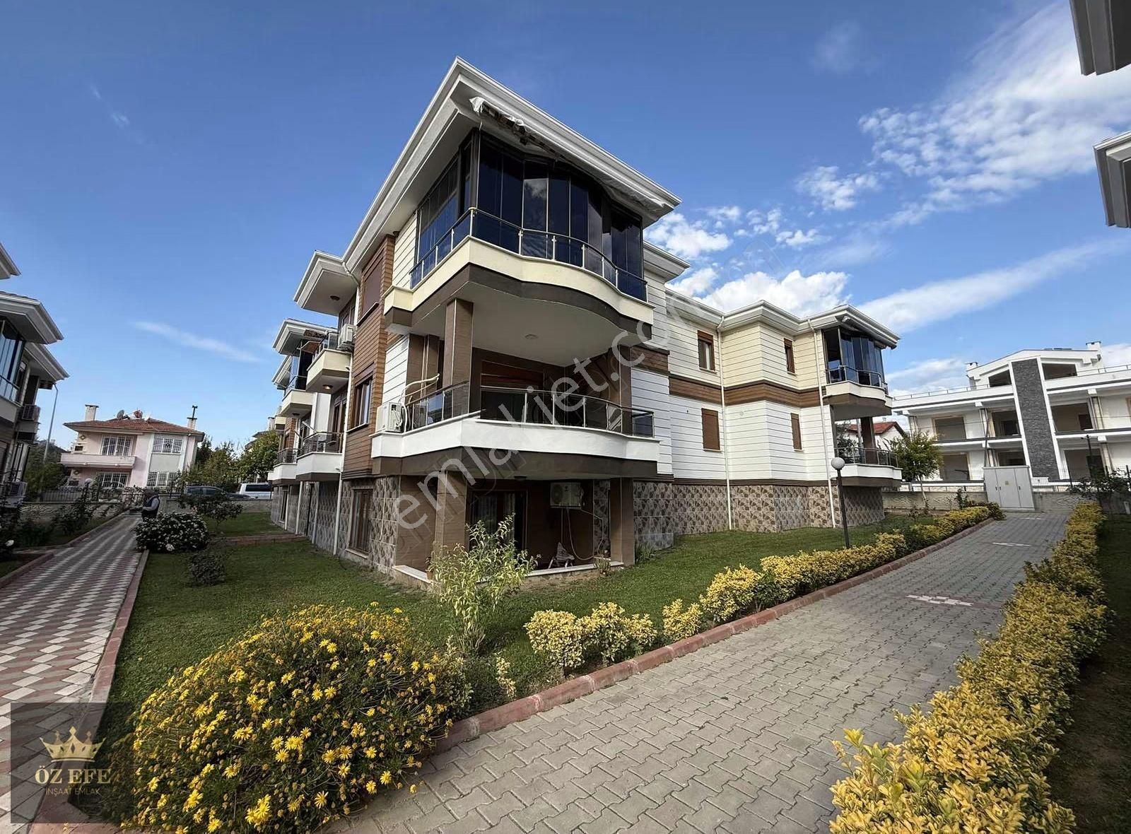 Altınoluk'un En Prestijli Sitelerinden Birinde Havuz Başı Daire