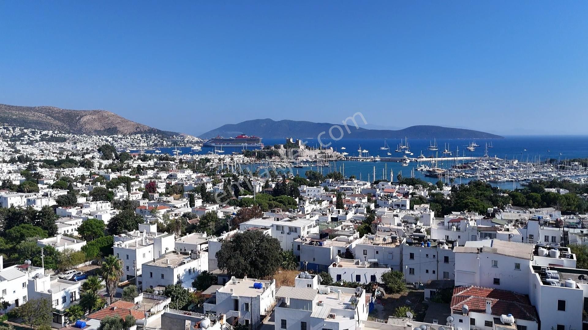 Bodrum Merkezde Yeniköy Mah Kiralık Eşyasız 4+1 İkiz Villa