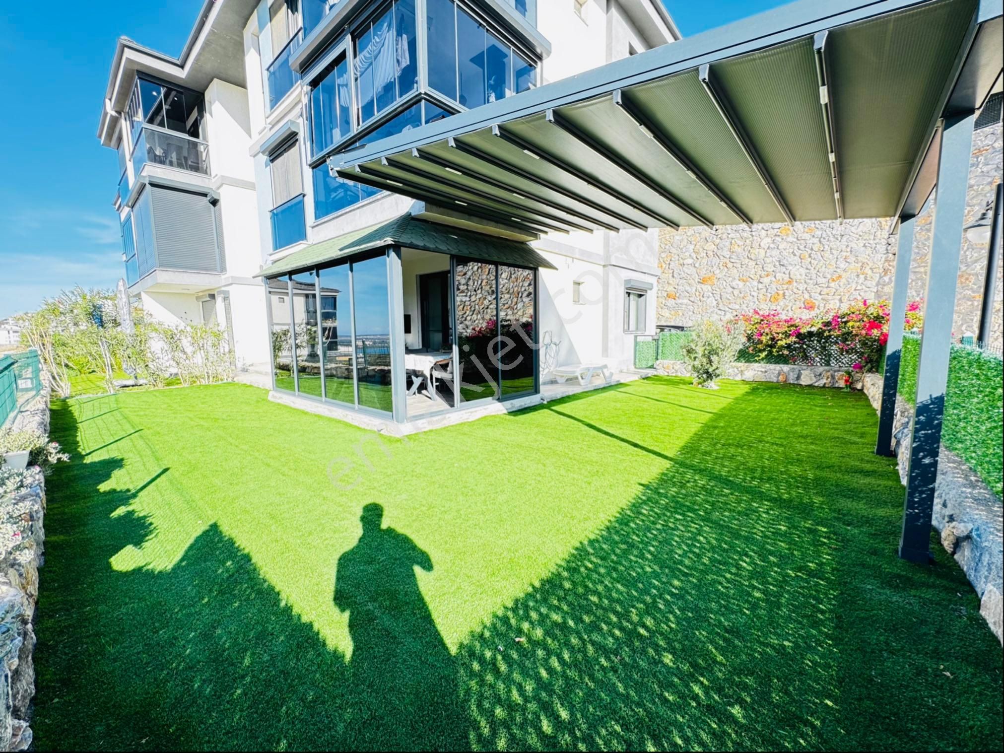 Akbük’te Köşe Bahçe Katı 2+1 – Havuz & Deniz Manzaralı – Eşyalı Satılık - Görsel 3