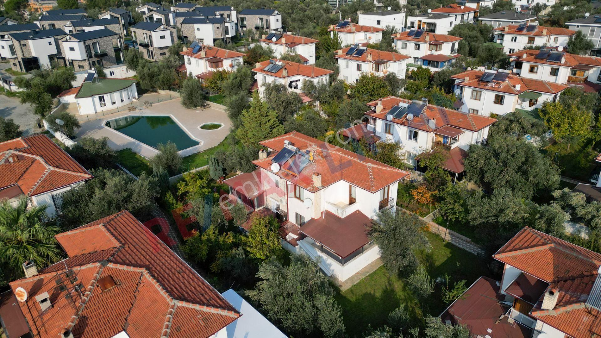 Güre'de Havuzlu Site İçerisinde Geniş Bahçeli Satılık Villa - Görsel 3
