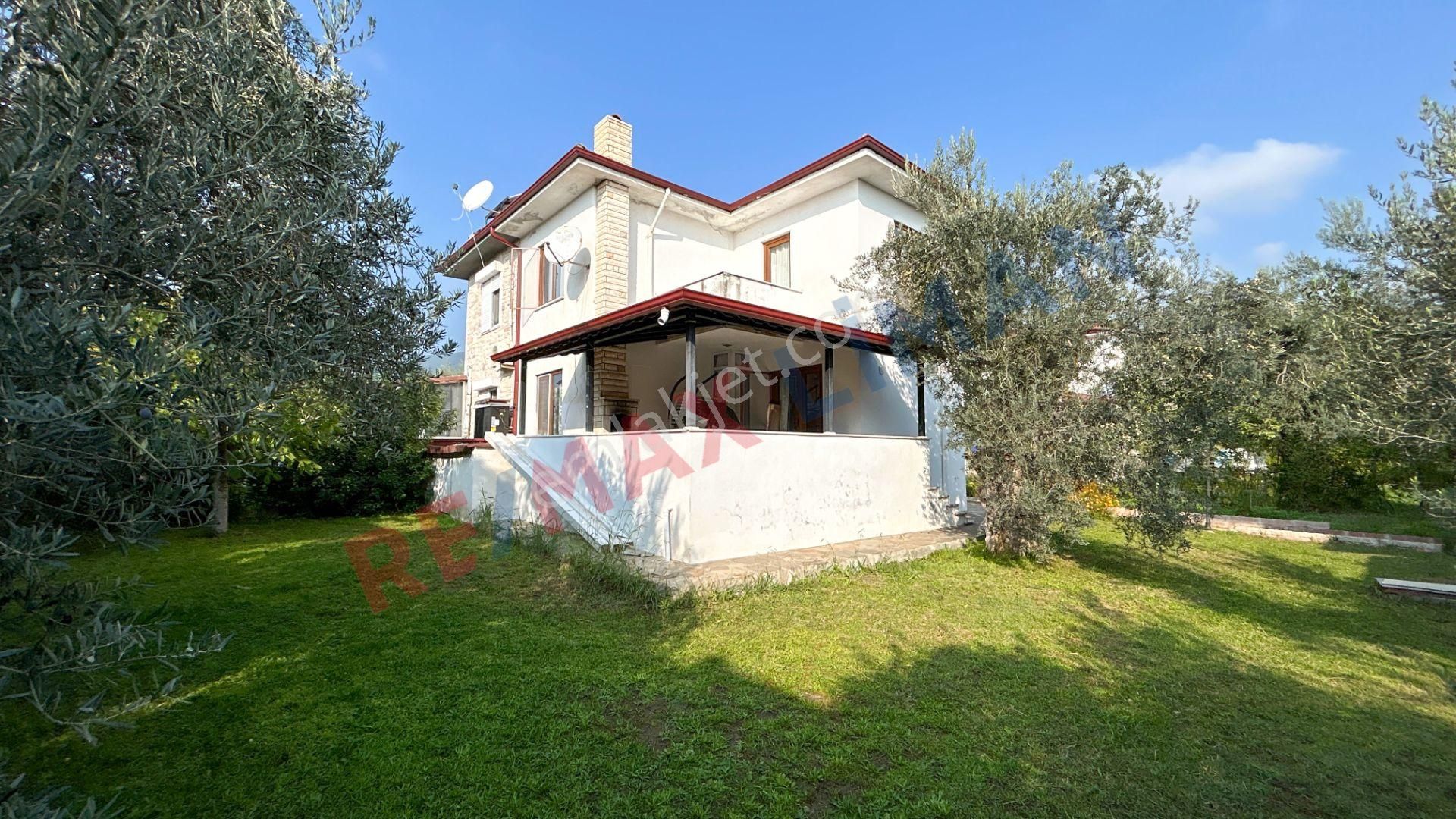 Güre'de Havuzlu Site İçerisinde Geniş Bahçeli Satılık Villa