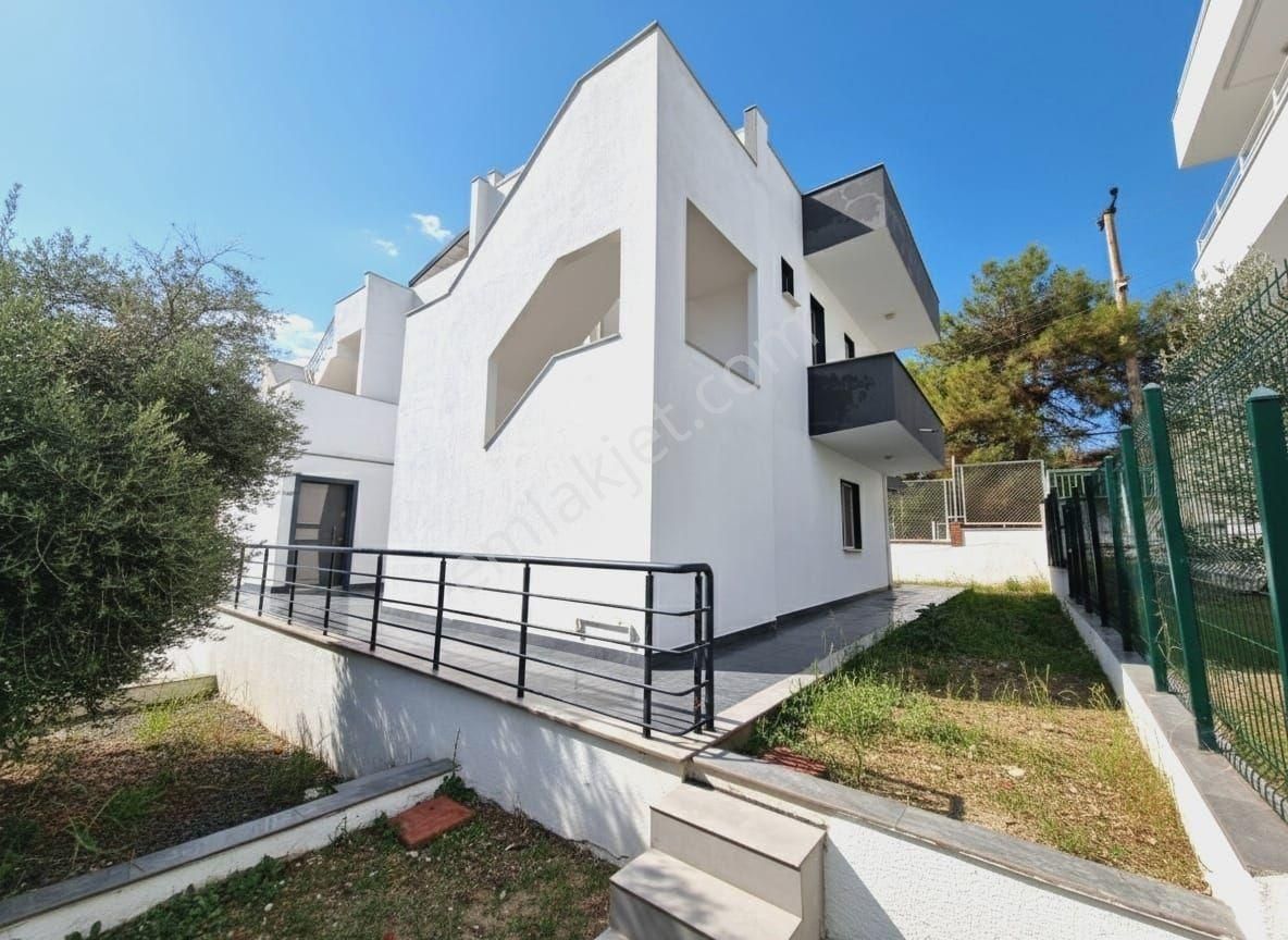 Kuşadası Soğucakta Deniz Manzaralı Havuzlu Sitede Bakımlı 4+1 Triplex Villa - Görsel 4