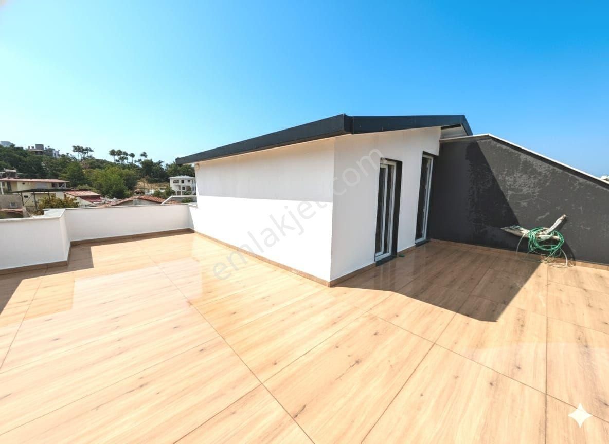 Kuşadası Soğucakta Deniz Manzaralı Havuzlu Sitede Bakımlı 4+1 Triplex Villa - Görsel 5