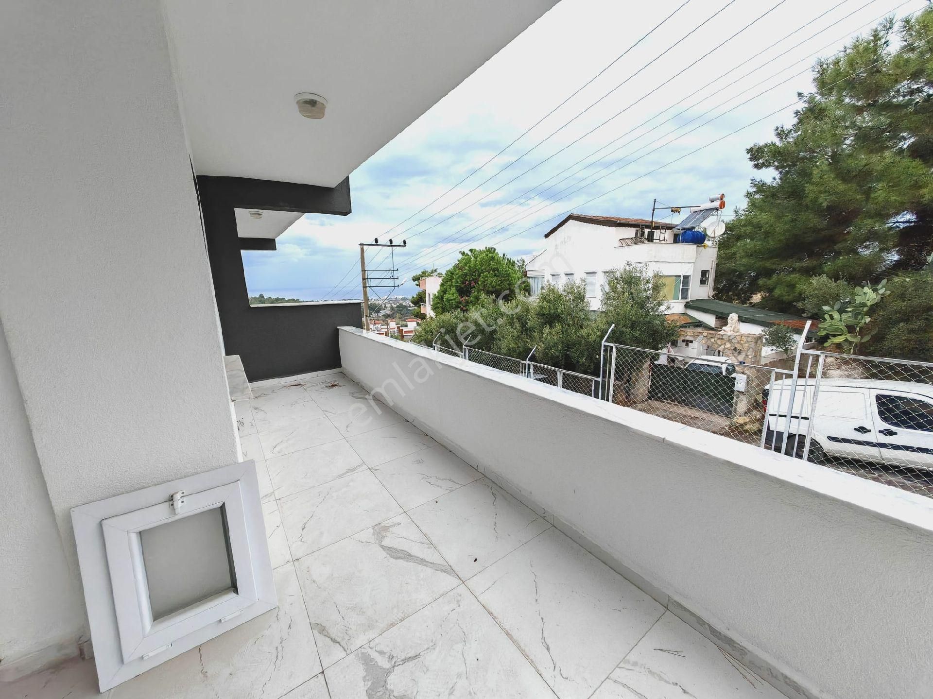 Kuşadası Soğucakta Deniz Manzaralı Havuzlu Sitede Bakımlı 4+1 Triplex Villa - Görsel 12